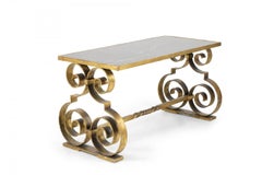 Französische Art-déco-Kaffee im Poillerat-Stil aus vergoldetem Metall und schwarzem Marmor mit Schnörkeln