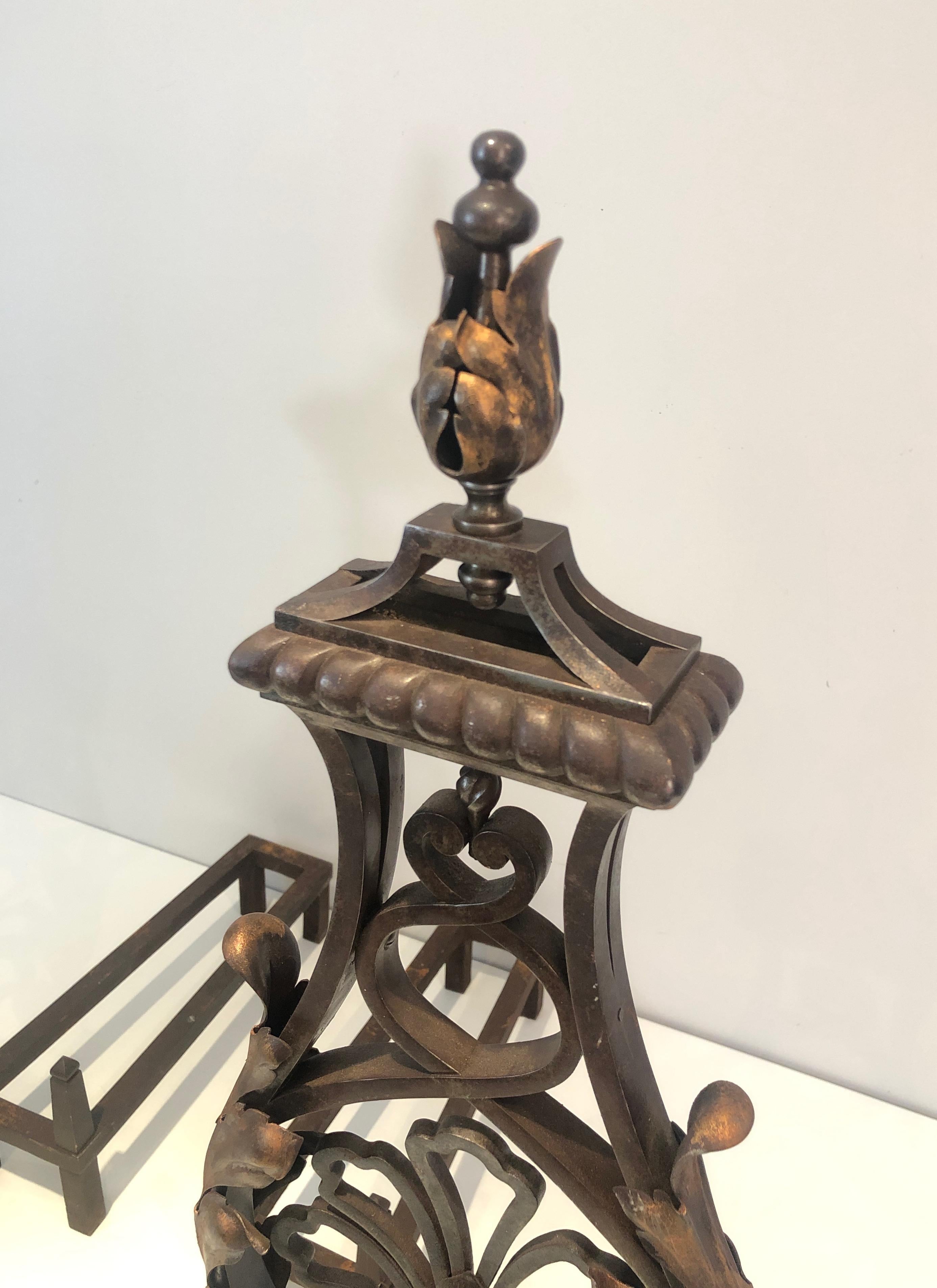 Importante paire de chenets en fer forgé et fer doré de style Gilbert Poillerat en vente 4