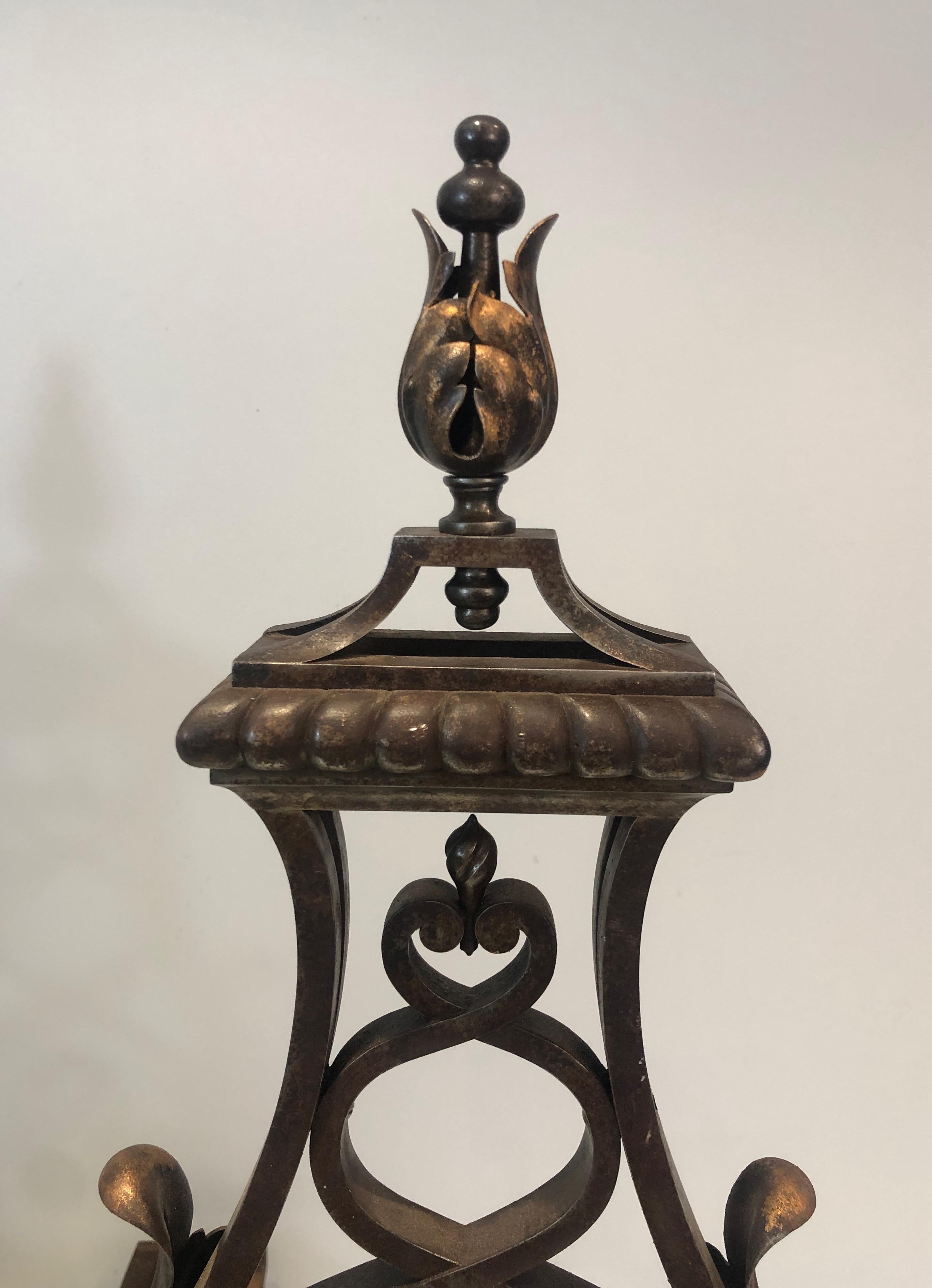 Importante paire de chenets en fer forgé et fer doré de style Gilbert Poillerat en vente 7
