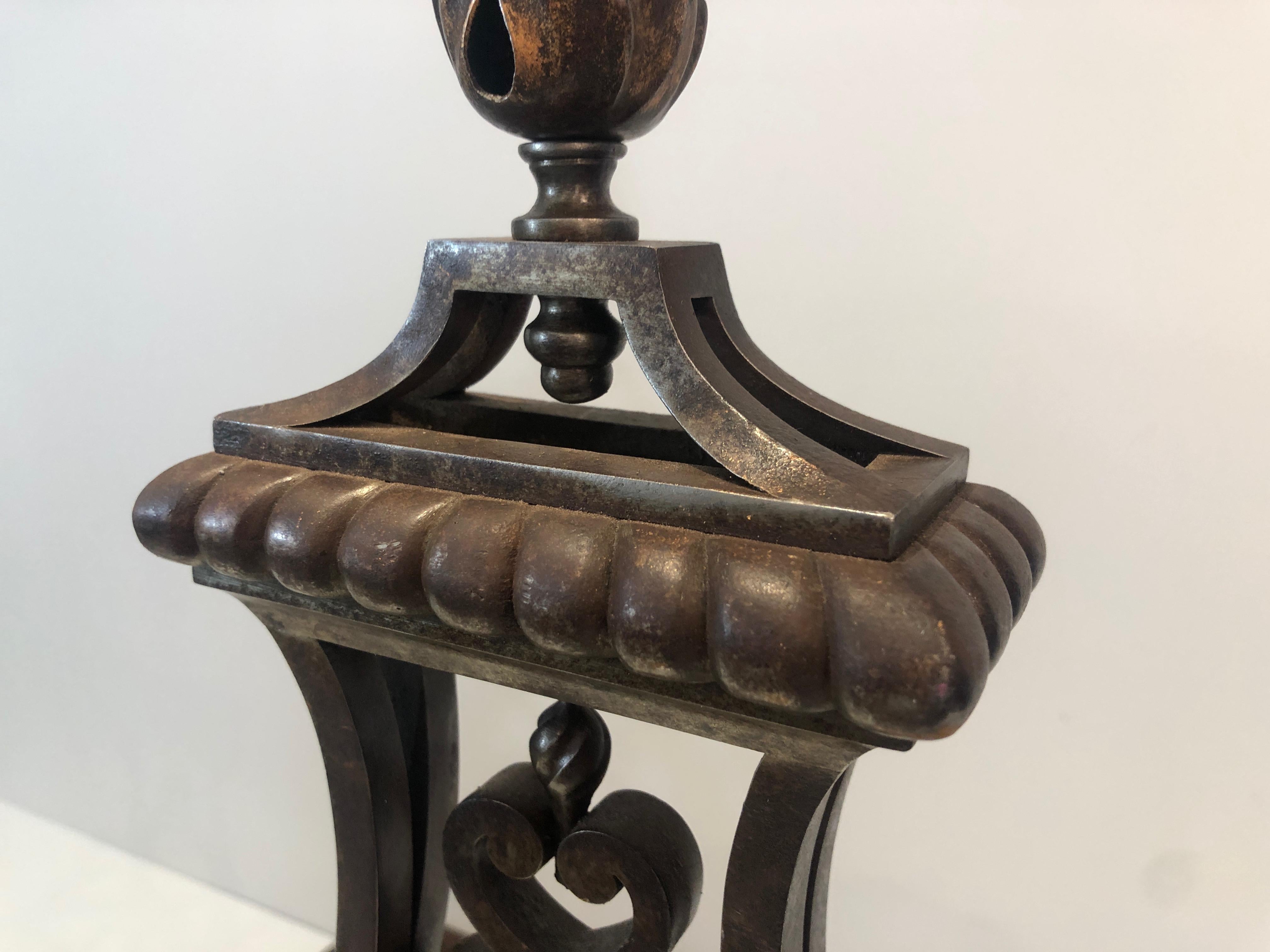 Importante paire de chenets en fer forgé et fer doré de style Gilbert Poillerat en vente 10