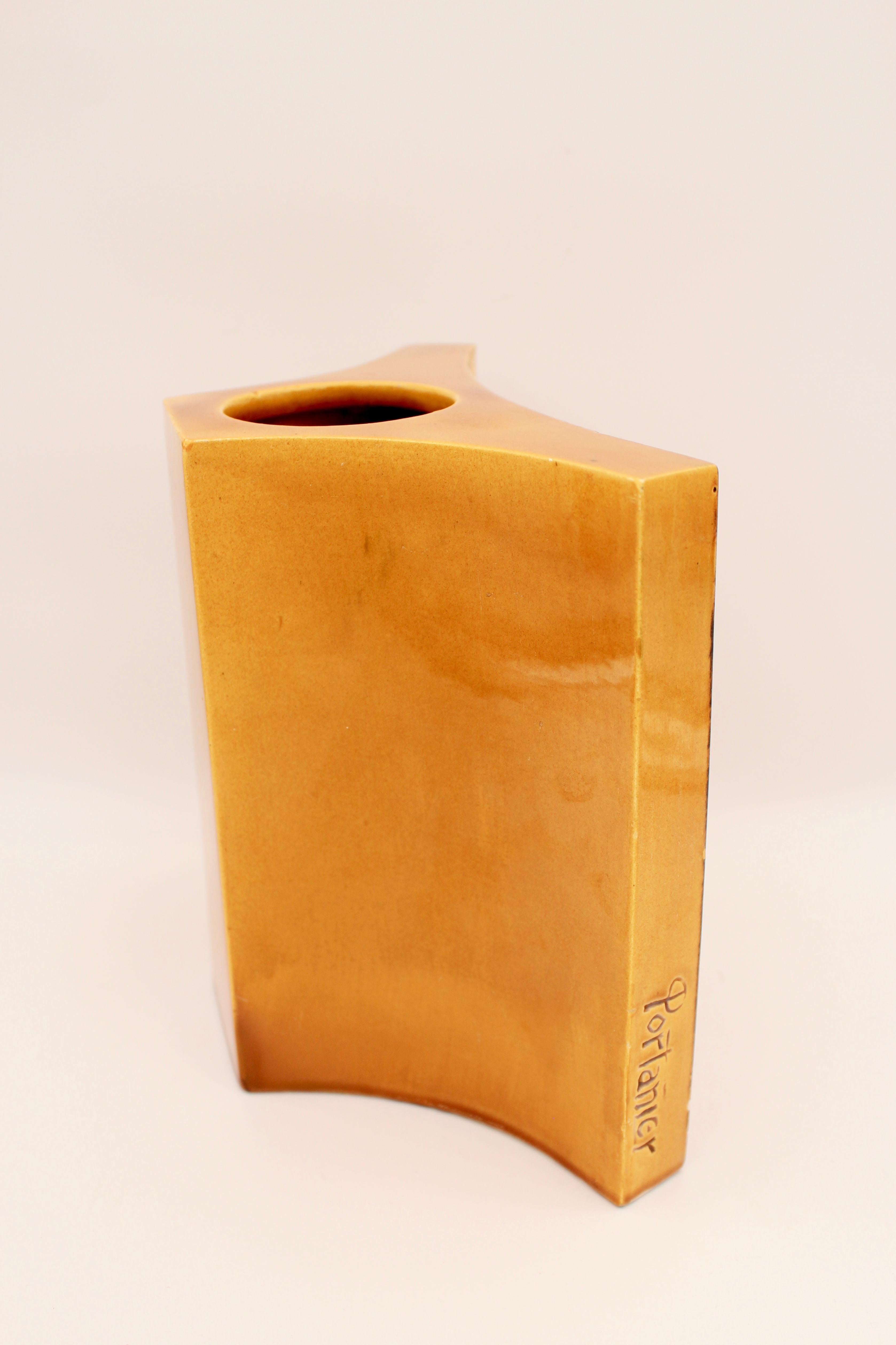 Dreieckige Vase aus Keramik von Gilbert Portanier, 1950er Jahre (Mitte des 20. Jahrhunderts) im Angebot