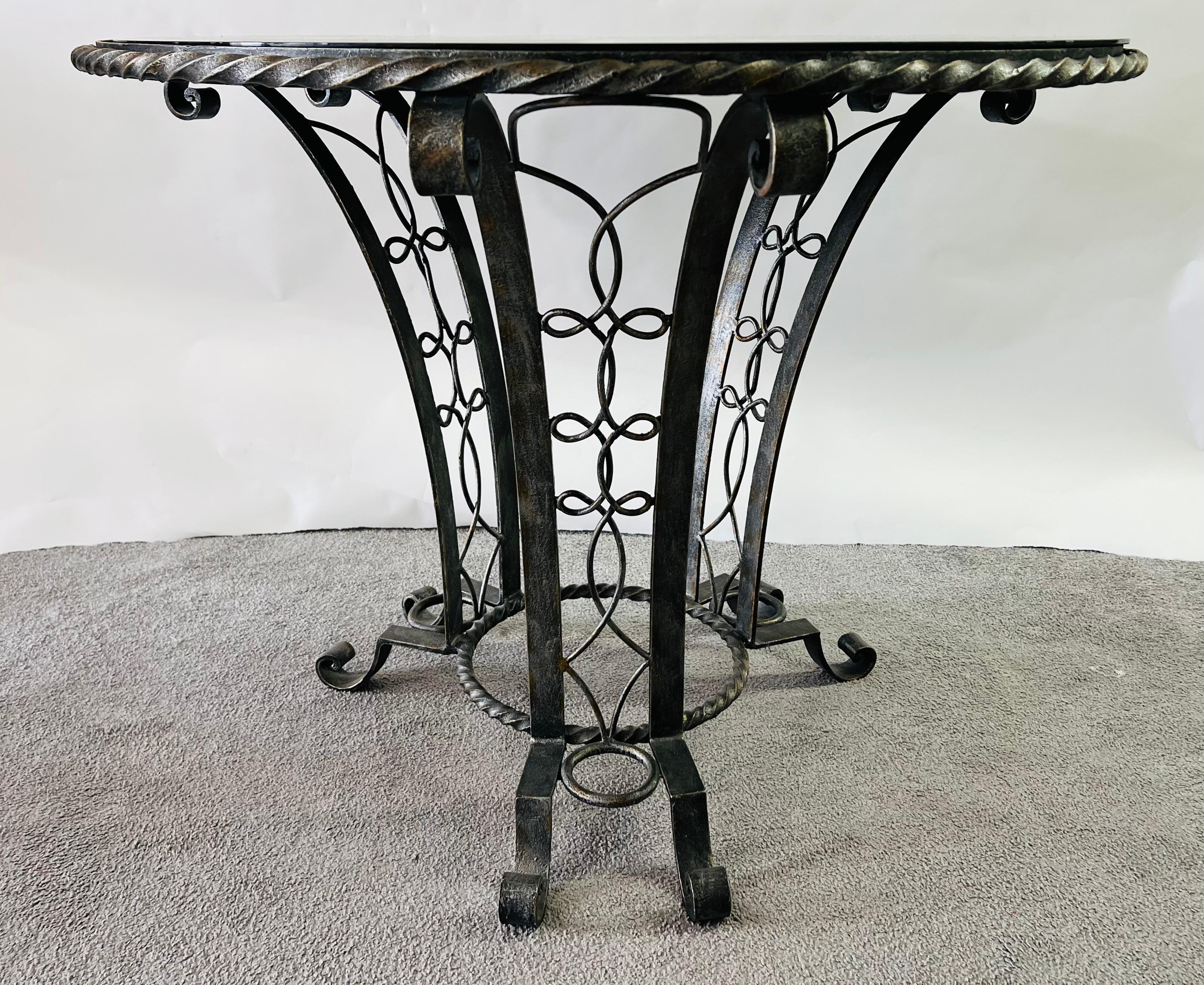 Table centrale ronde Art déco Gilbert Poillerat en fer forgé et plateau miroir  Bon état - En vente à Plainview, NY