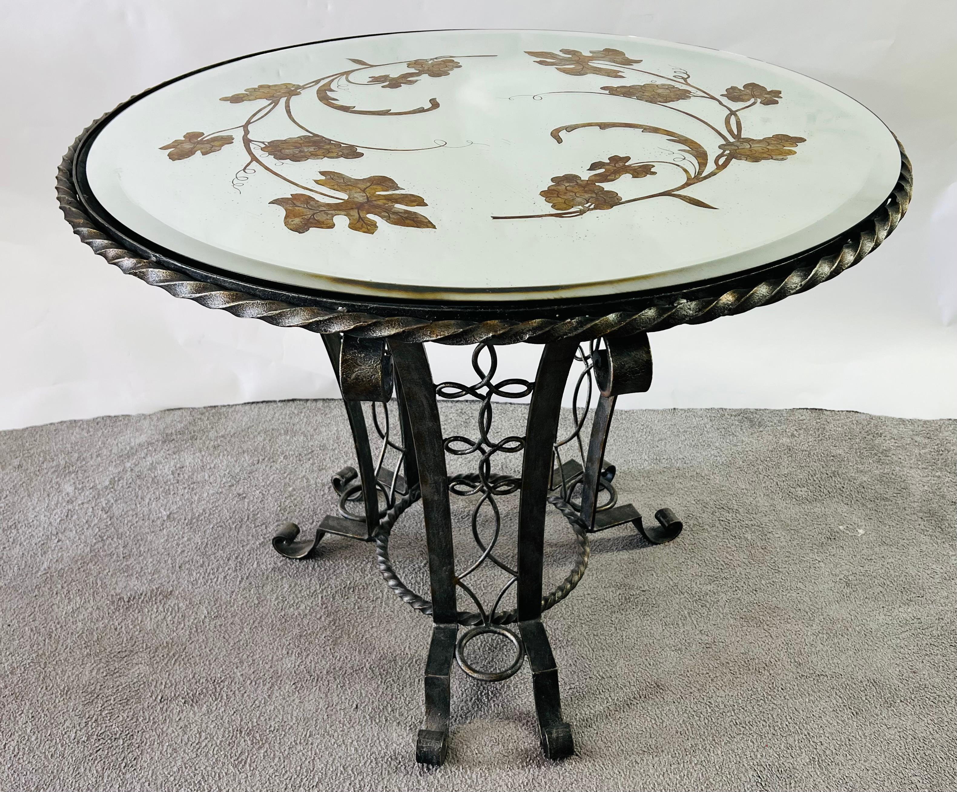 Miroir Table centrale ronde Art déco Gilbert Poillerat en fer forgé et plateau miroir  en vente