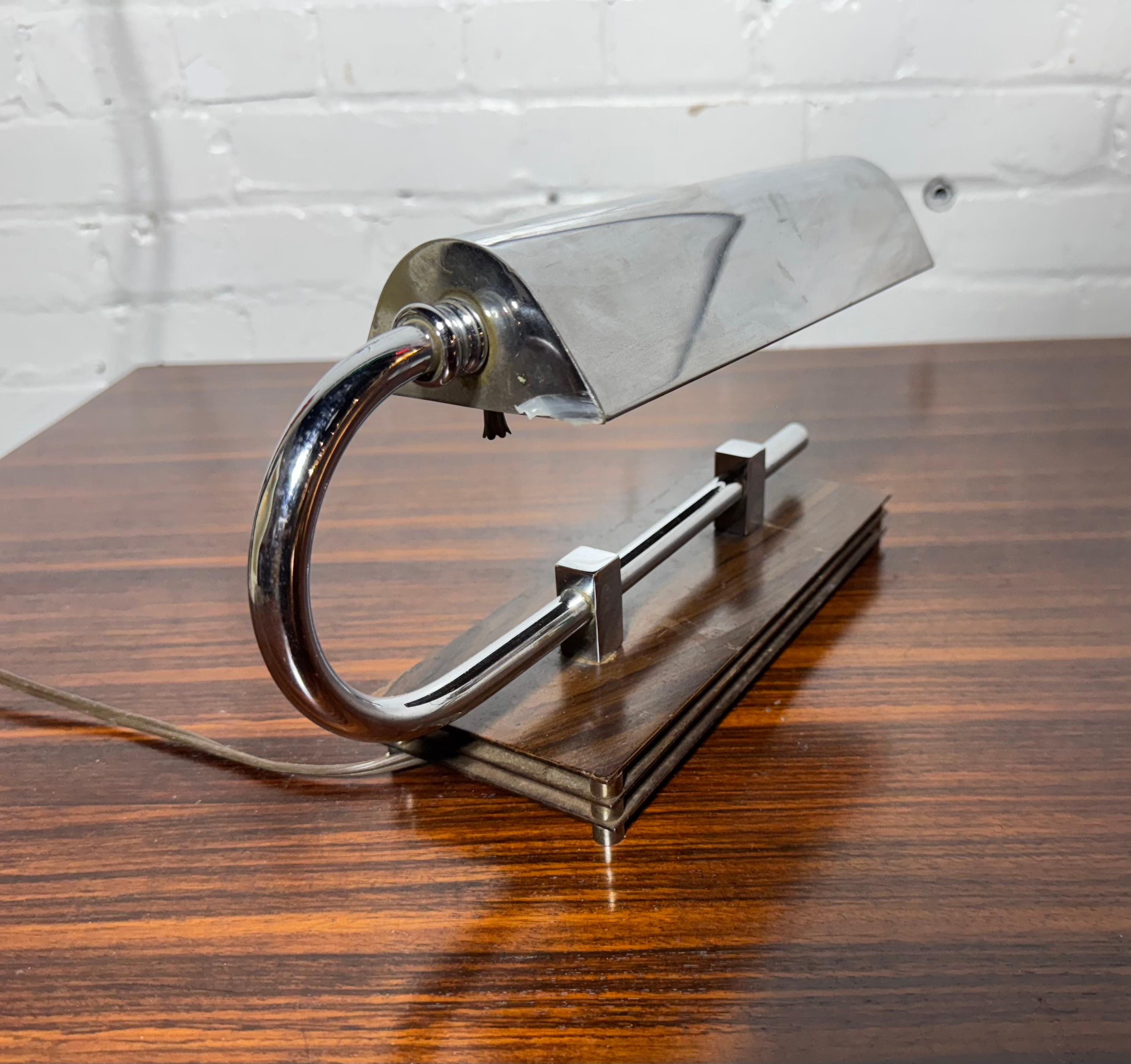 Lampada da scrivania cromata in stile Gilbert Rhode, anni '30 / Art DECO classico / Design/One Machin... Ottima qualità. Testato e perfettamente funzionante. Bello  condizioni originali.