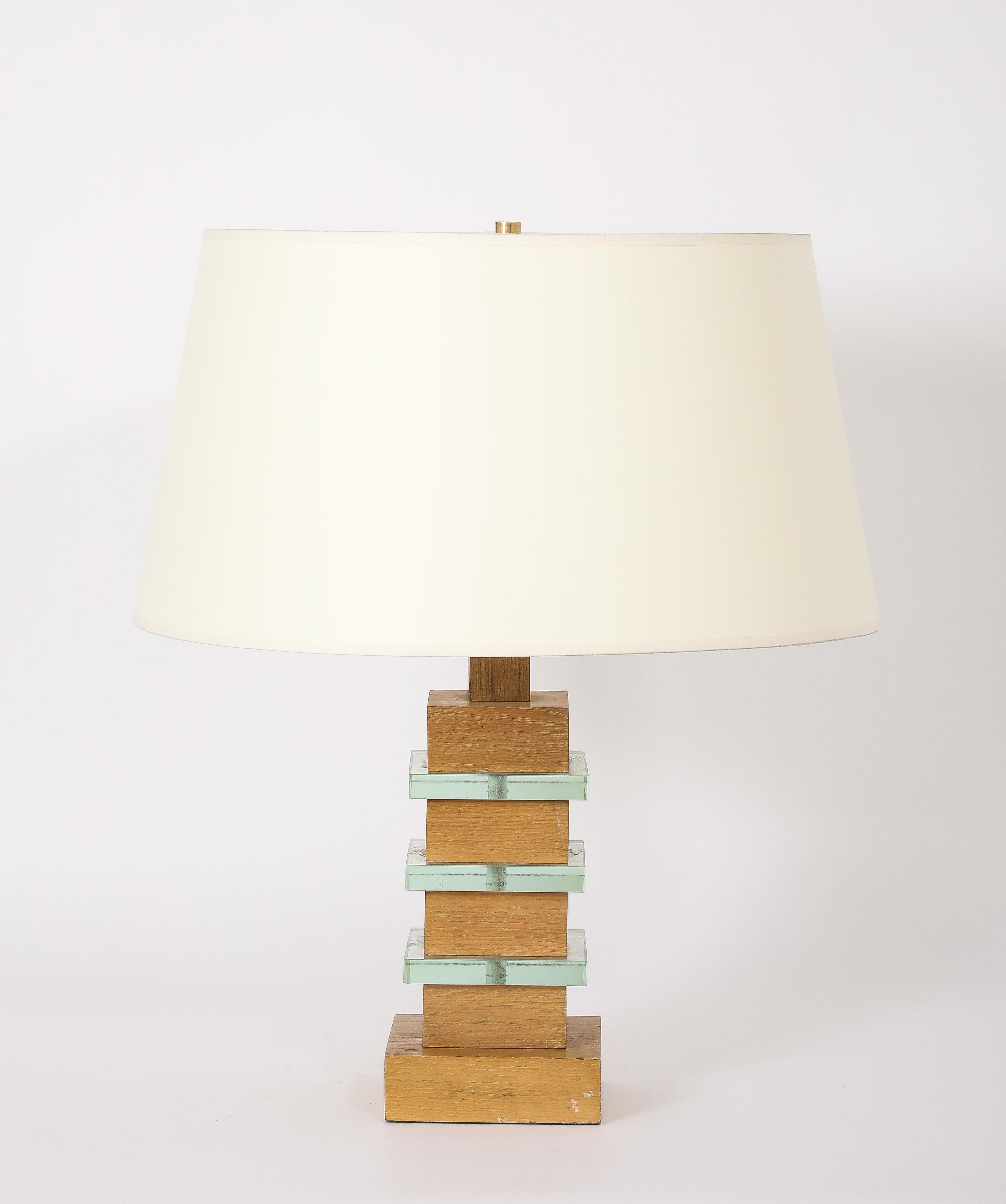 Lampe de table en chêne empilé et verre.