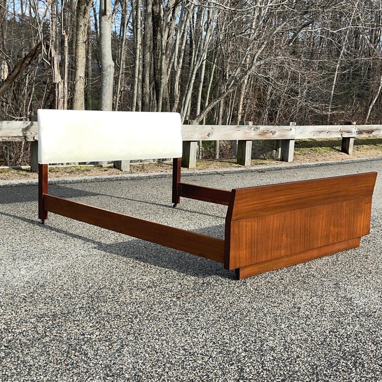 Sleek and handsome full size bed (headboard, footboard and side rails) designed by Gilbert Rohde and produced by Herman Miller circa 1939/1940 as part of their iconic 4140 collection.
The mahogany has been beautifully refinished and the off-white