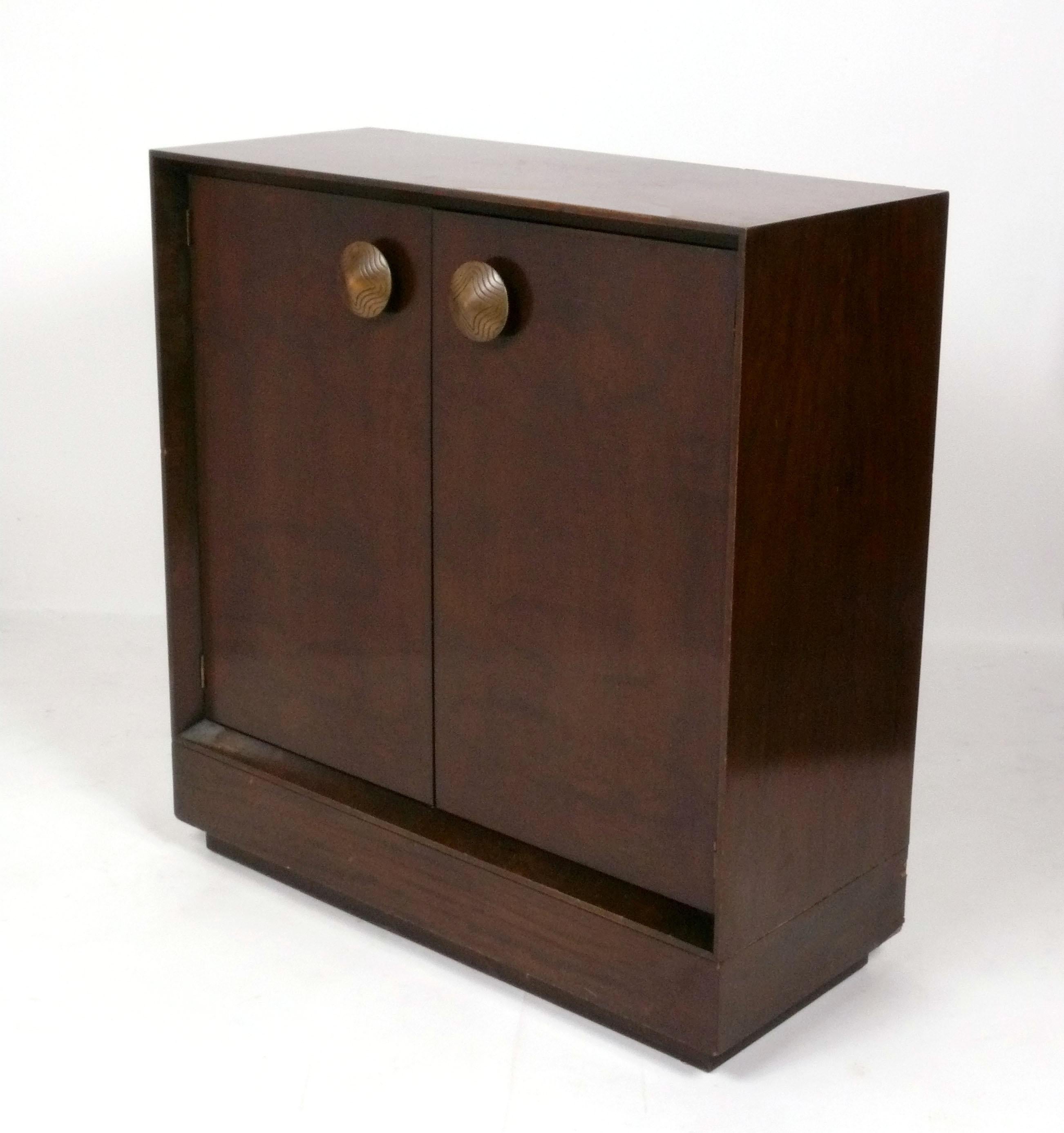 Mobile Art Line, progettato da Gilbert Rohde per Herman Miller, americano, circa 1930. Questo pezzo è attualmente in fase di rifinitura e avrà un aspetto meraviglioso una volta completato. Questo pezzo è di dimensioni versatili e può essere
