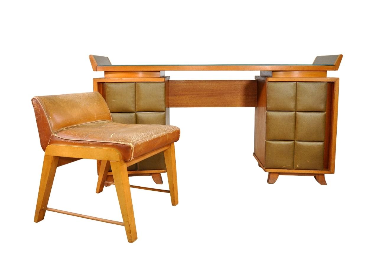 Sculptural Art Deco vanity table and stool from the 4140 collection designed by Gilbert Rohde for Herman Miller, dating from the late 1930s to the early 1940s. The mid-century desk features a floating top design with a custom shaped glass, leather