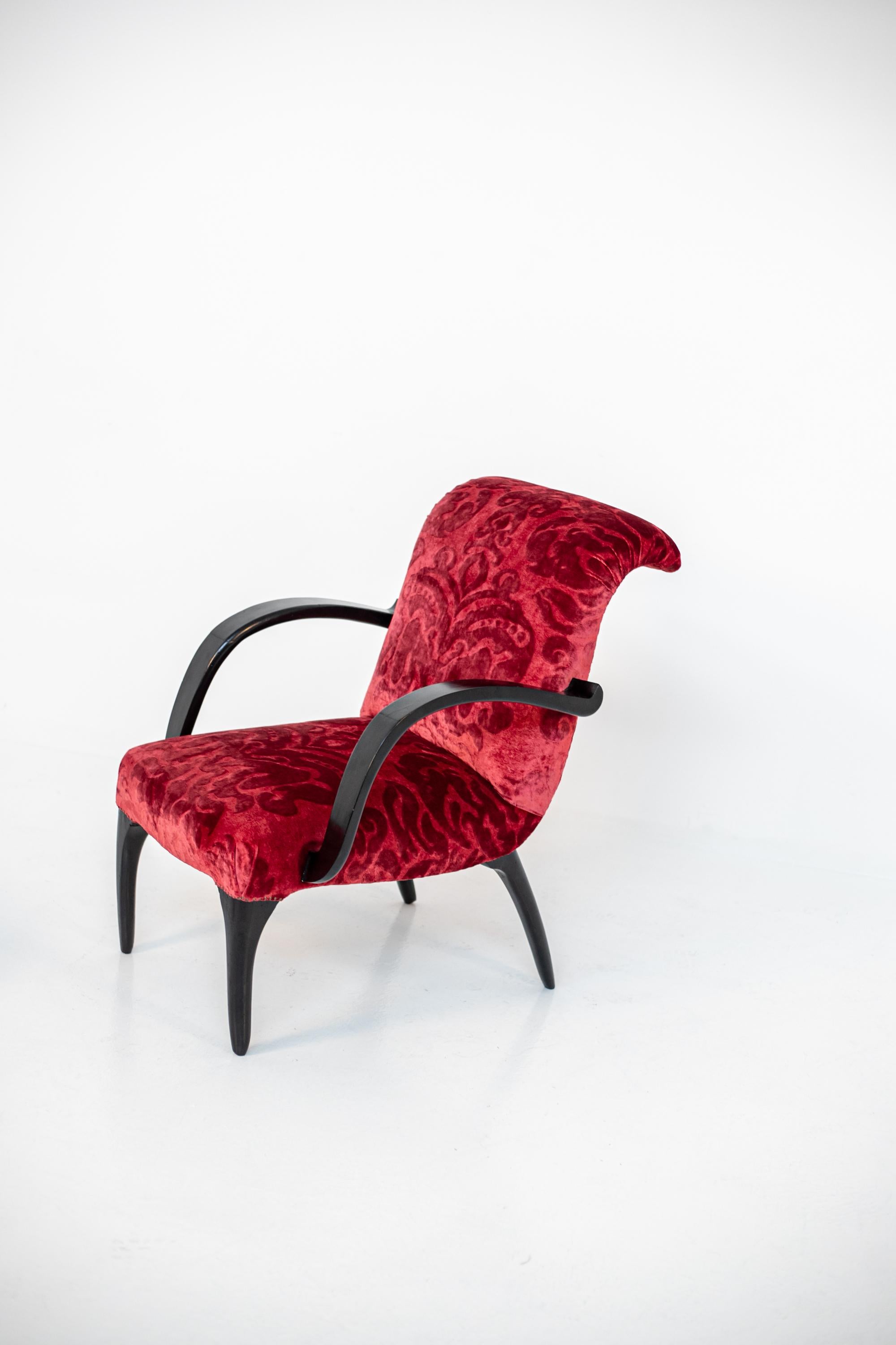 Gilbert Rohde Att. Amerikanisches Sesselpaar aus rotem Samt, Damast und Holz im Angebot 4