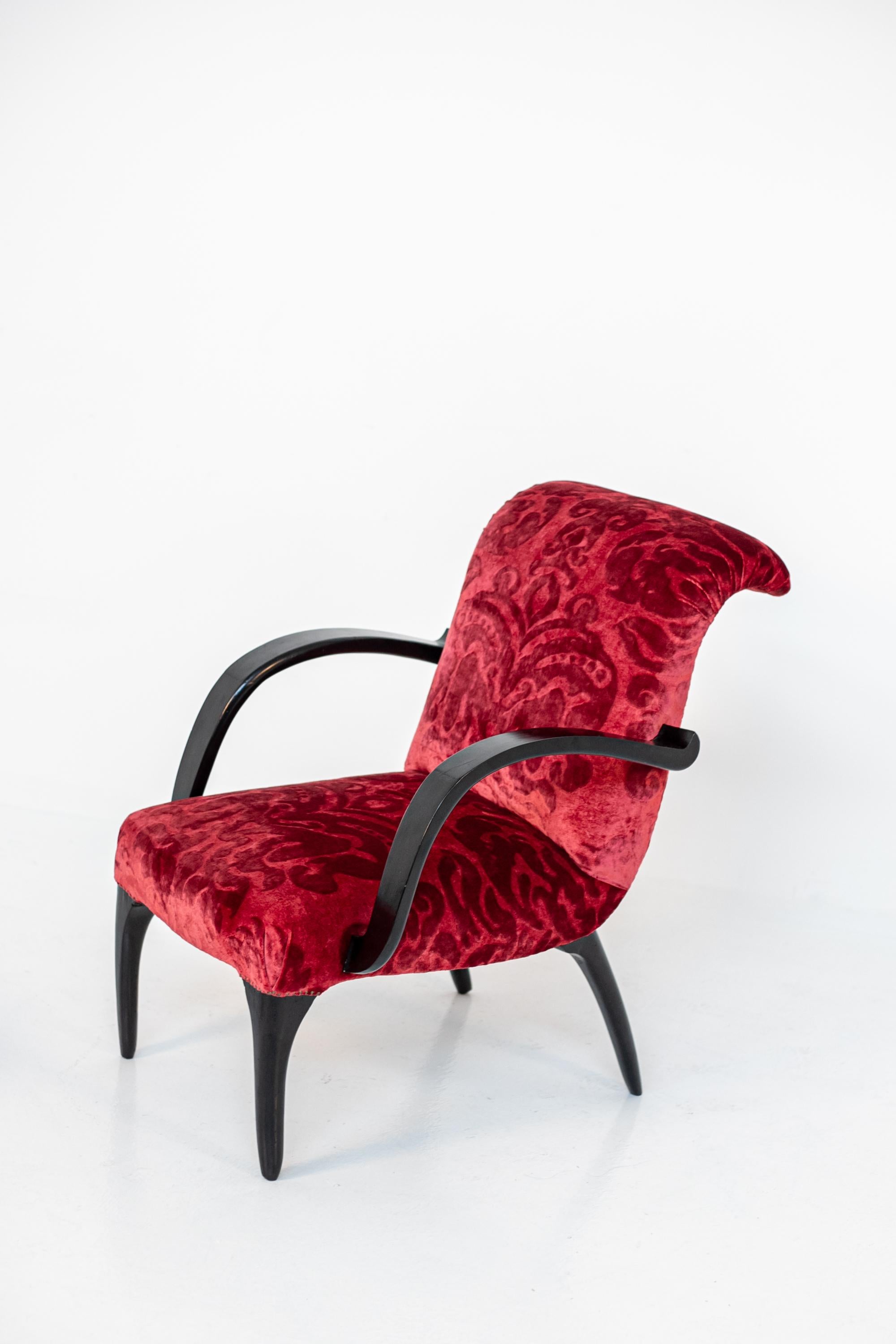 Gilbert Rohde Att. Amerikanisches Sesselpaar aus rotem Samt, Damast und Holz im Angebot 5
