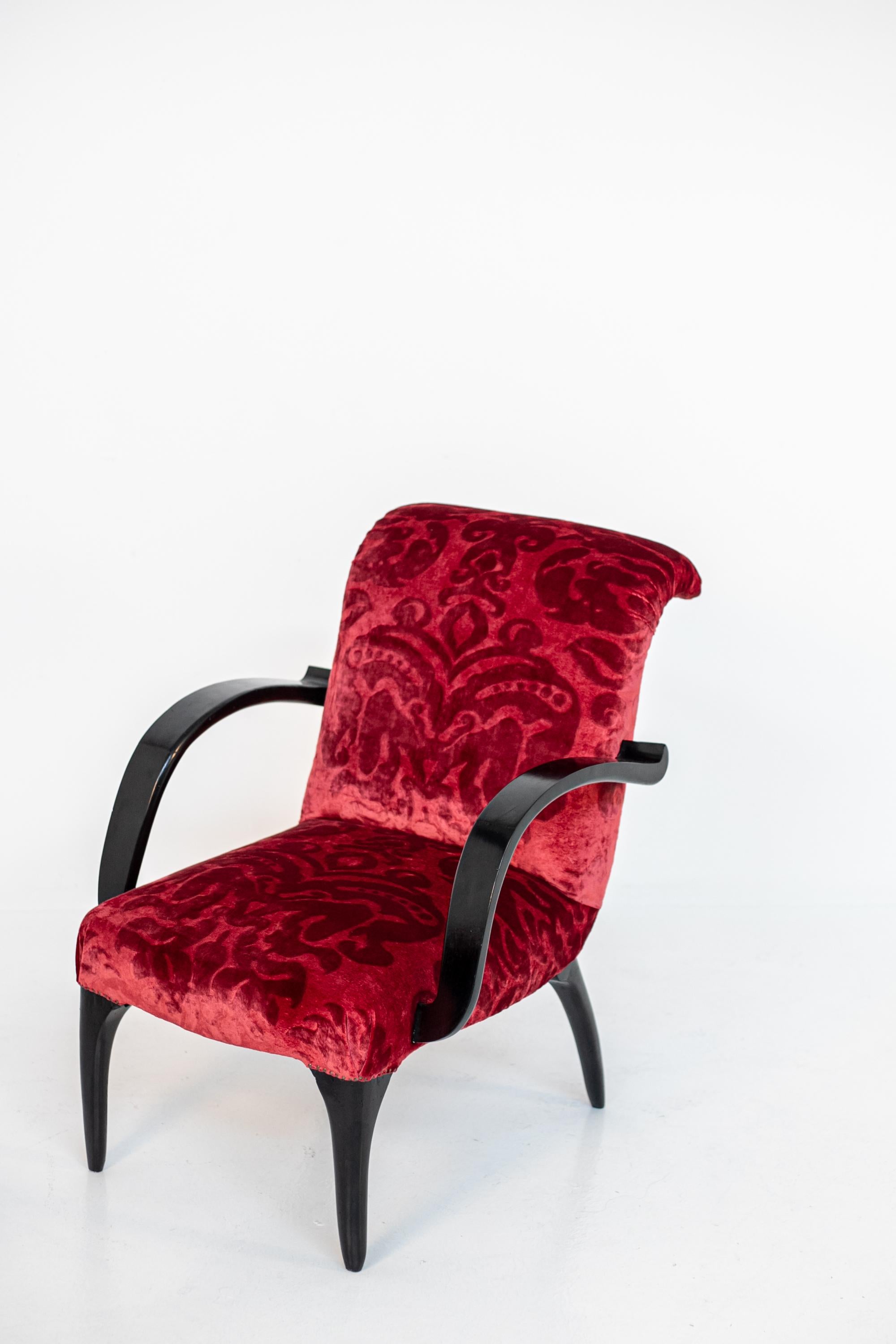 Gilbert Rohde Att. Amerikanisches Sesselpaar aus rotem Samt, Damast und Holz im Angebot 6