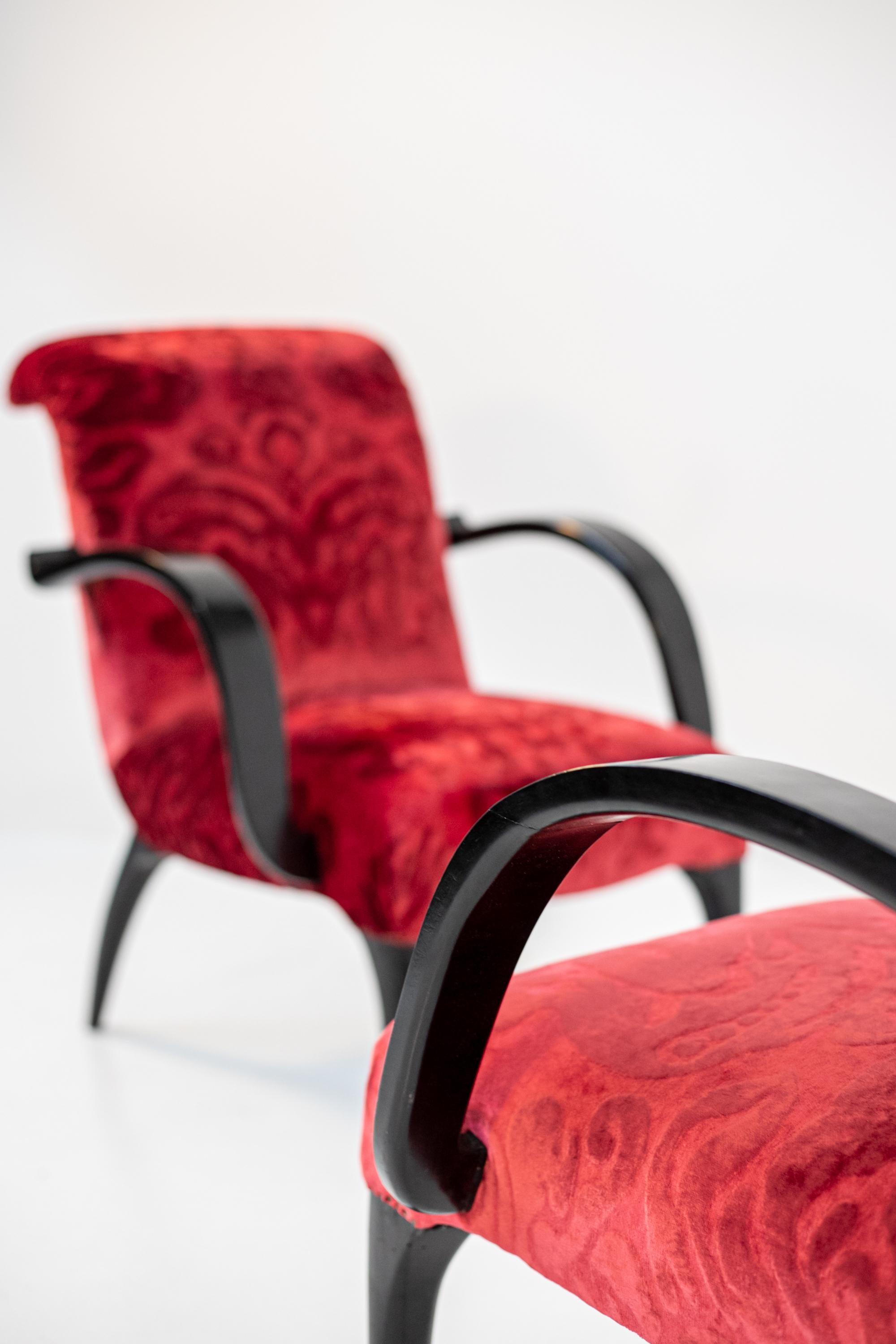 Gilbert Rohde Att. Amerikanisches Sesselpaar aus rotem Samt, Damast und Holz im Angebot 7