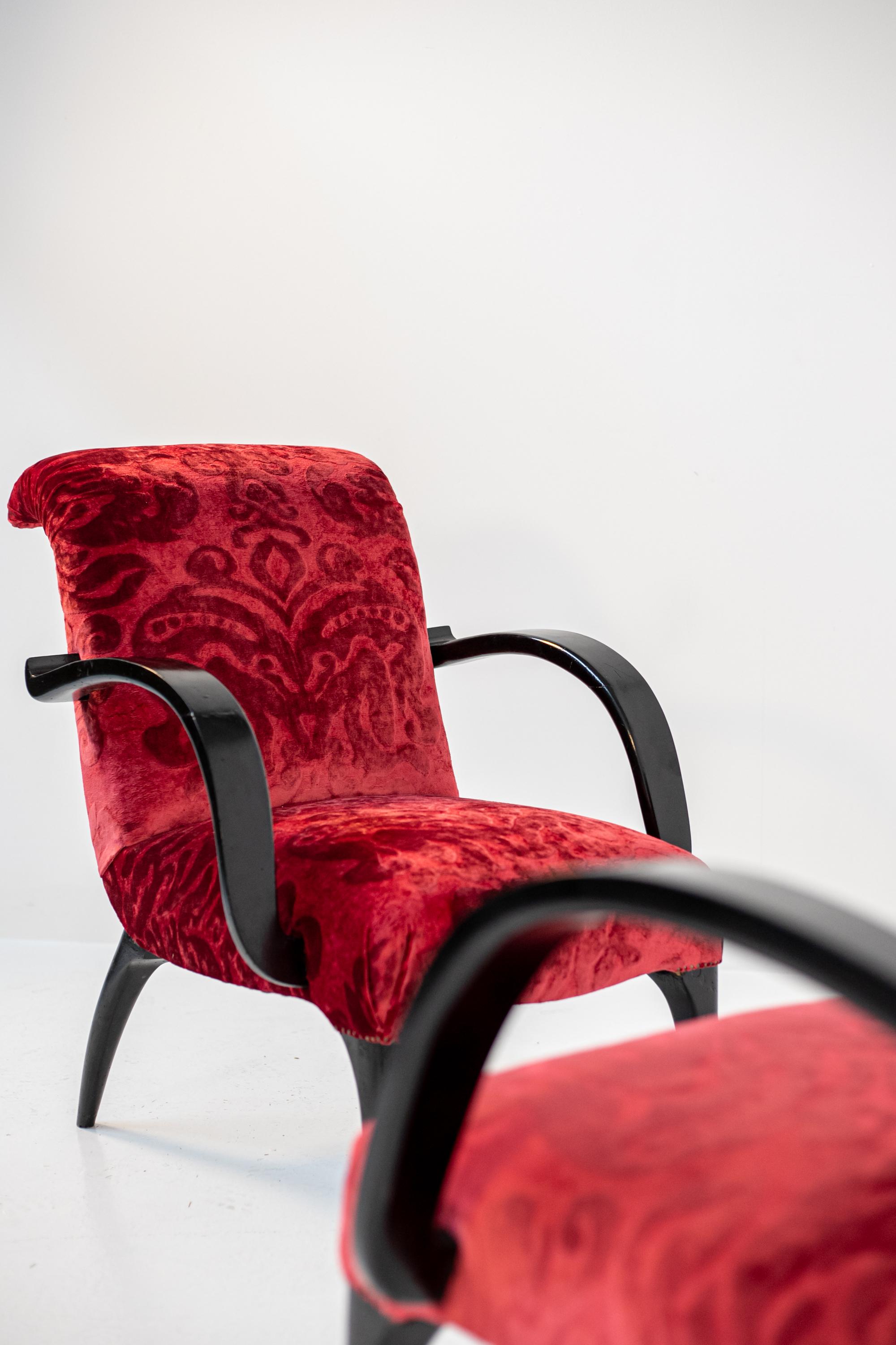 Gilbert Rohde Att. Pareja de Sillones American Velvet Damasco Rojo y Madera en venta 7