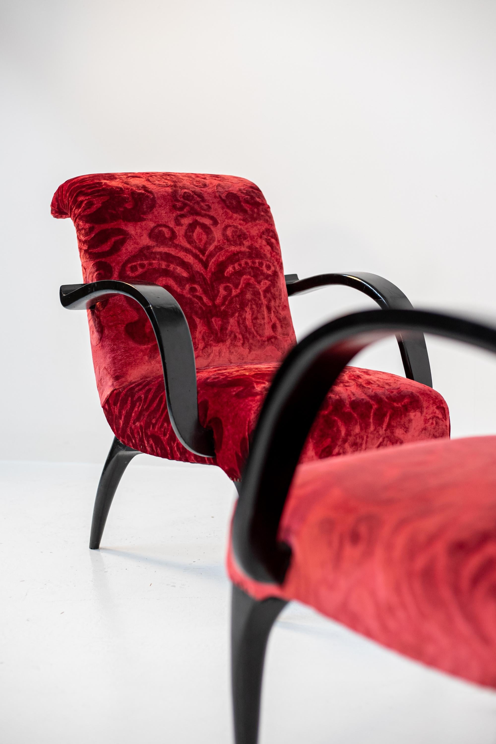 Gilbert Rohde Att. Amerikanisches Sesselpaar aus rotem Samt, Damast und Holz im Angebot 11