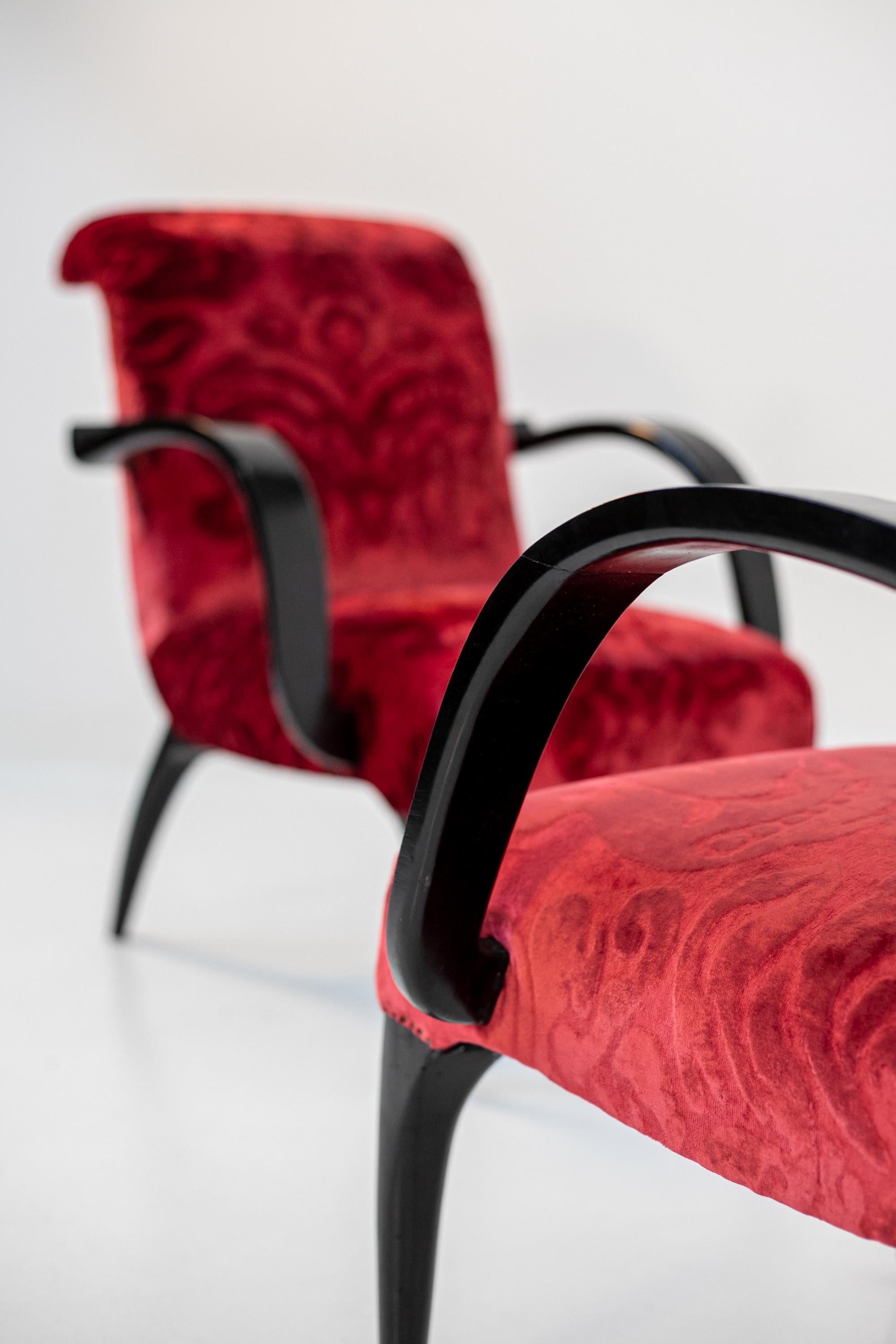 Gilbert Rohde Att. Amerikanisches Sesselpaar aus rotem Samt, Damast und Holz im Angebot 12