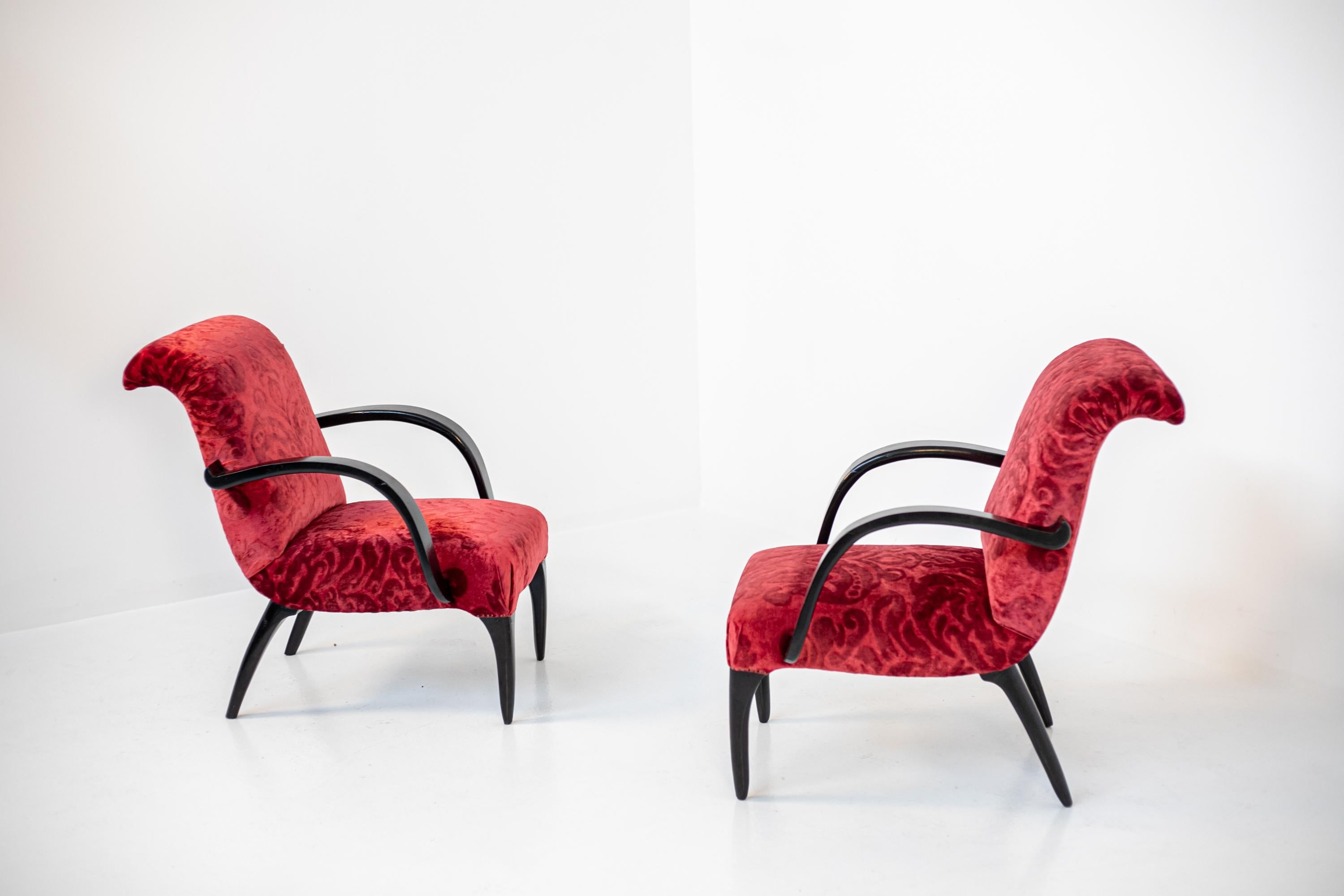 Gilbert Rohde Att. Amerikanisches Sesselpaar aus rotem Samt, Damast und Holz im Angebot 13