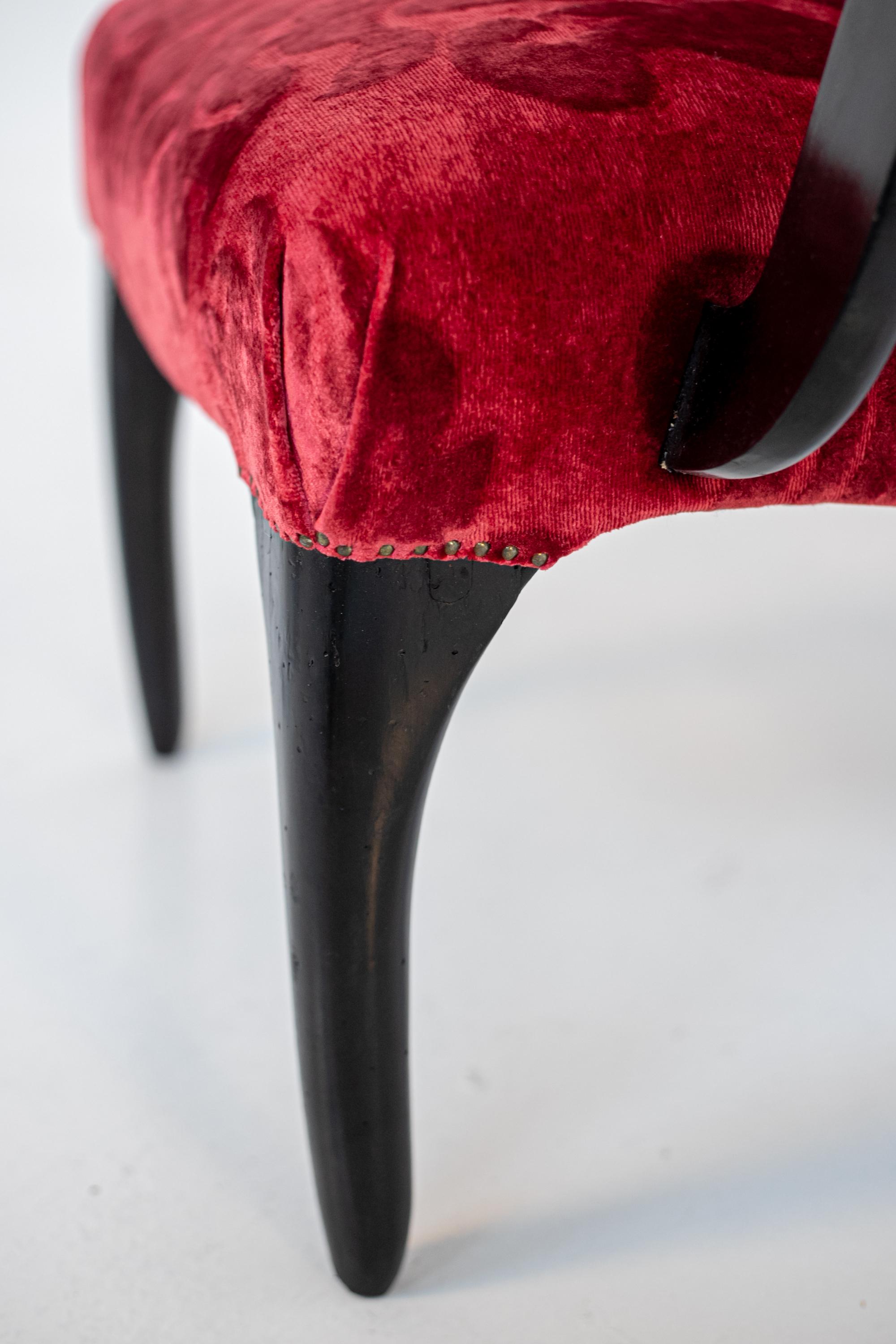 Gilbert Rohde Att. Pareja de Sillones American Velvet Damasco Rojo y Madera Moderno de mediados de siglo en venta