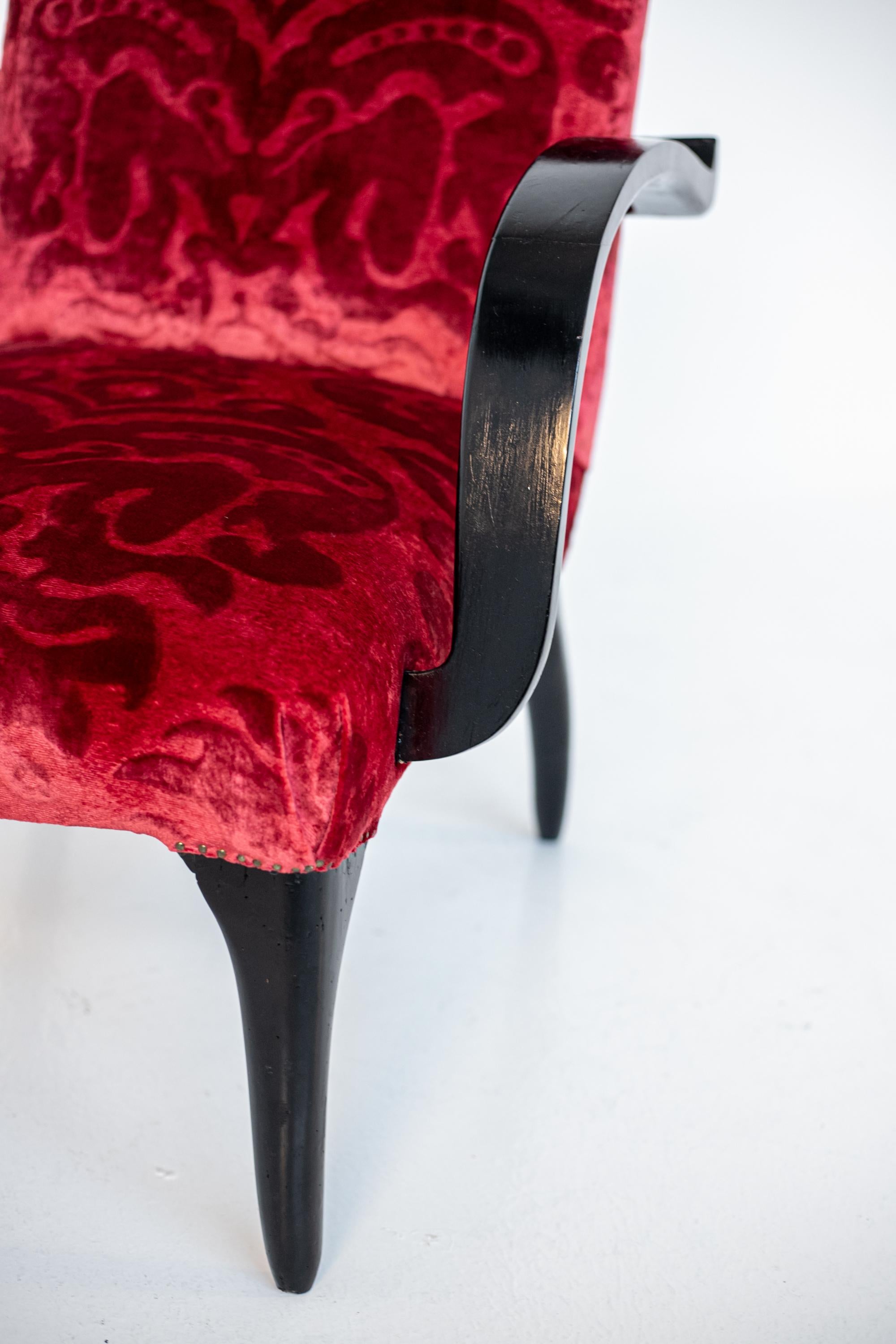 Gilbert Rohde Att. Amerikanisches Sesselpaar aus rotem Samt, Damast und Holz (Mitte des 20. Jahrhunderts) im Angebot