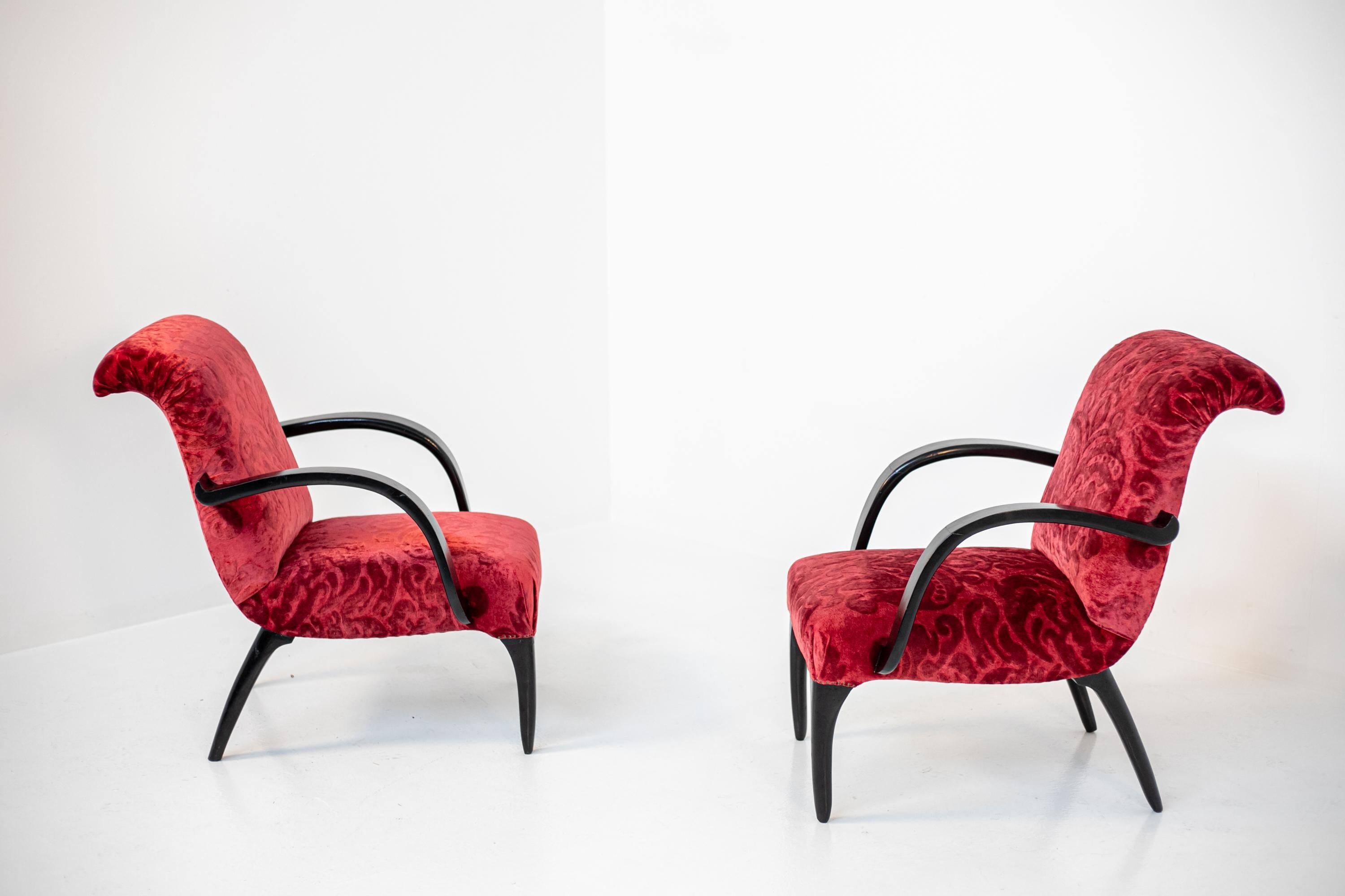 Gilbert Rohde Att. Amerikanisches Sesselpaar aus rotem Samt, Damast und Holz im Angebot 1