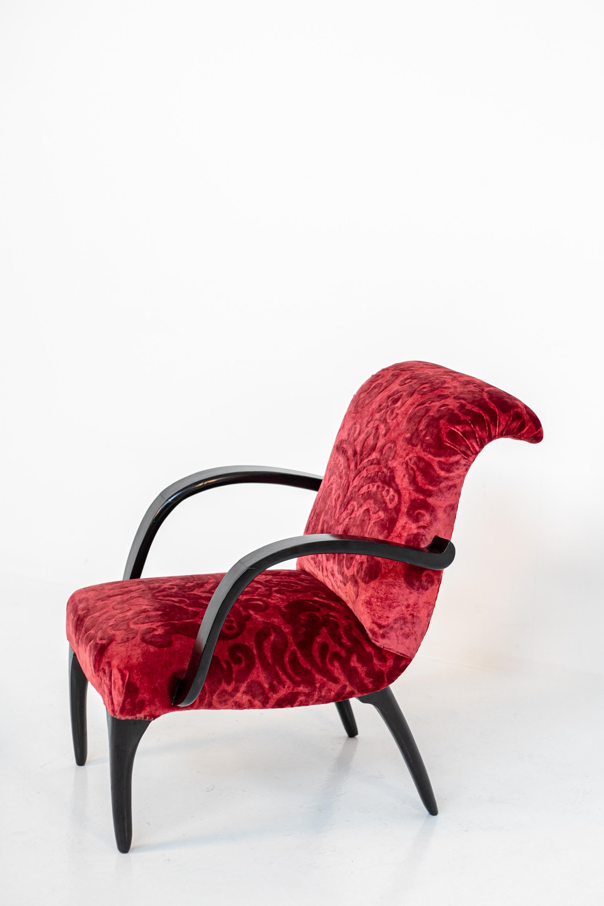 Gilbert Rohde Att. Amerikanisches Sesselpaar aus rotem Samt, Damast und Holz im Angebot 2