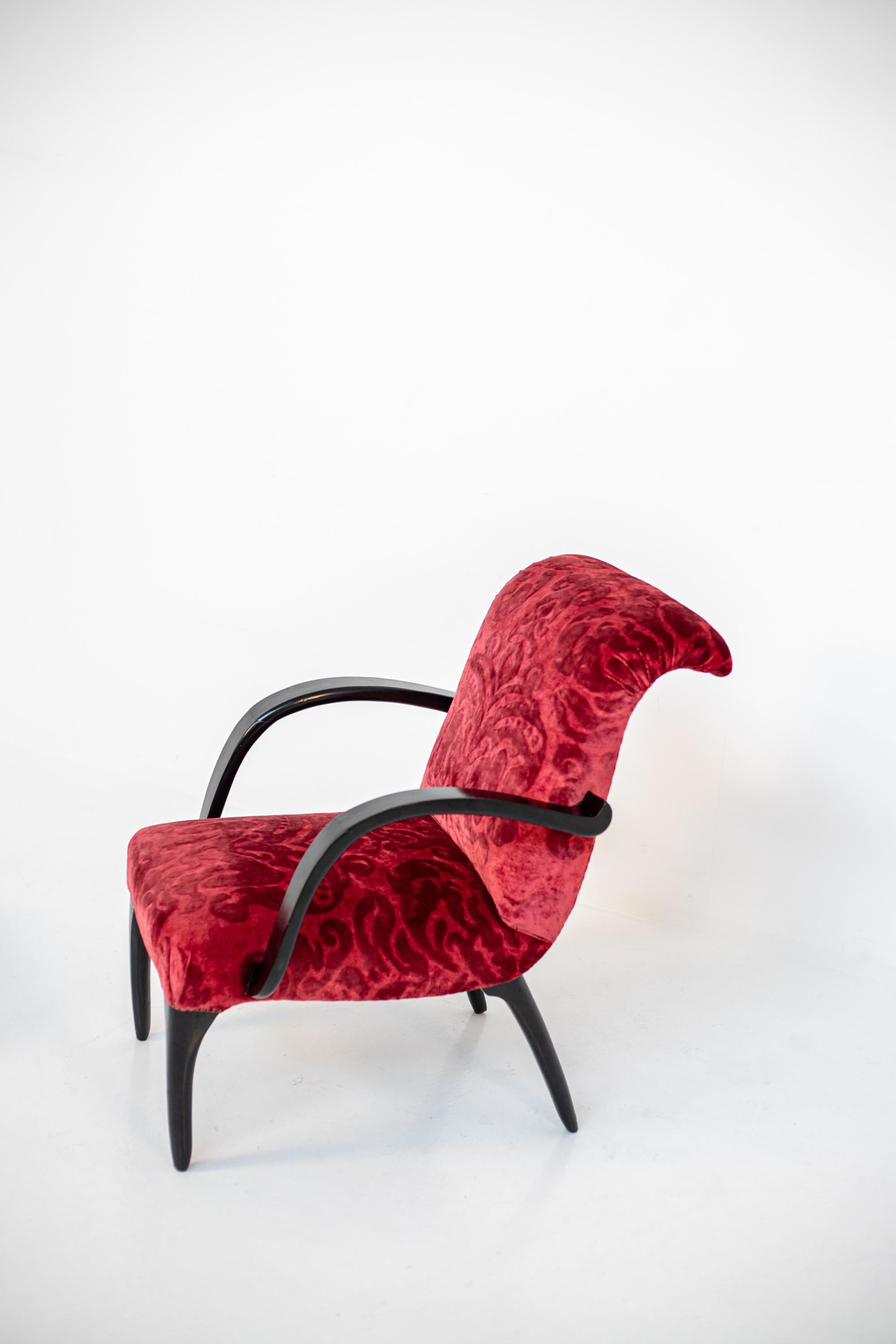 Gilbert Rohde Att. Amerikanisches Sesselpaar aus rotem Samt, Damast und Holz im Angebot 3