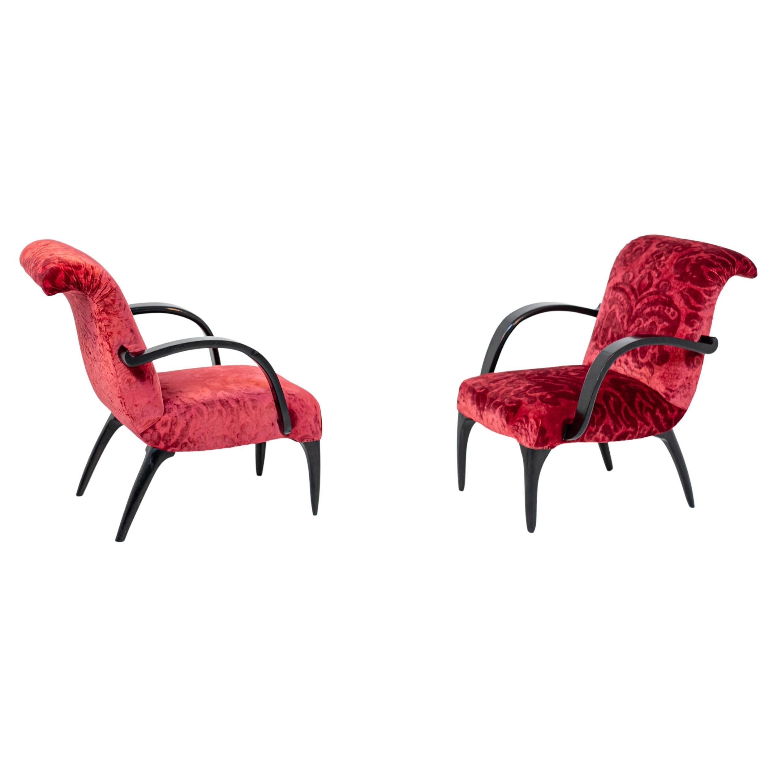 Gilbert Rohde Att. Amerikanisches Sesselpaar aus rotem Samt, Damast und Holz