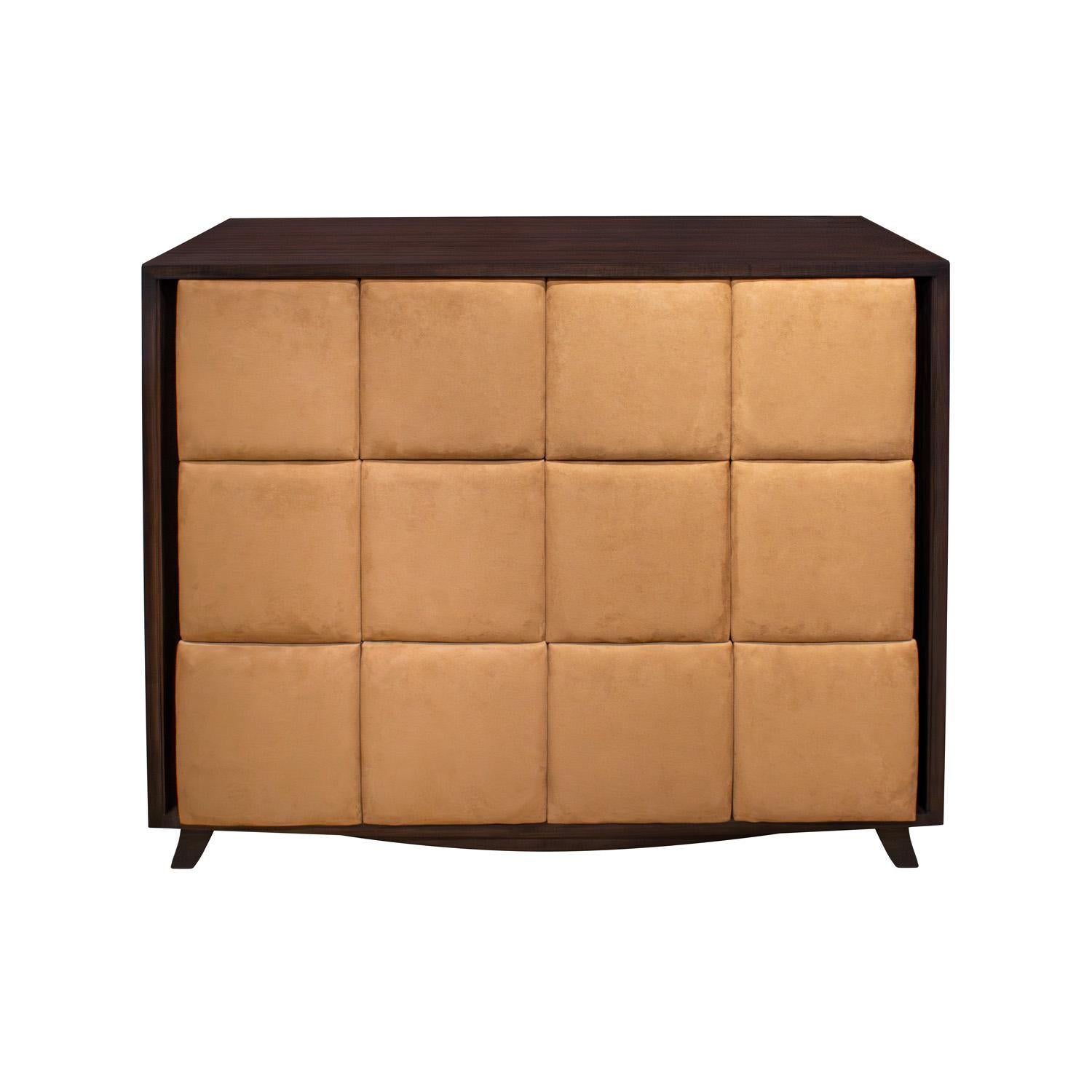 Pareja de cómodas de bella factura en caoba con frentes de cajón tapizados en caja, de Gilbert Rohde para Herman Miller, Estados Unidos, años 40. Los detalles de estos cofres, así como los materiales, son impresionantes. Nuevos frentes de cajón