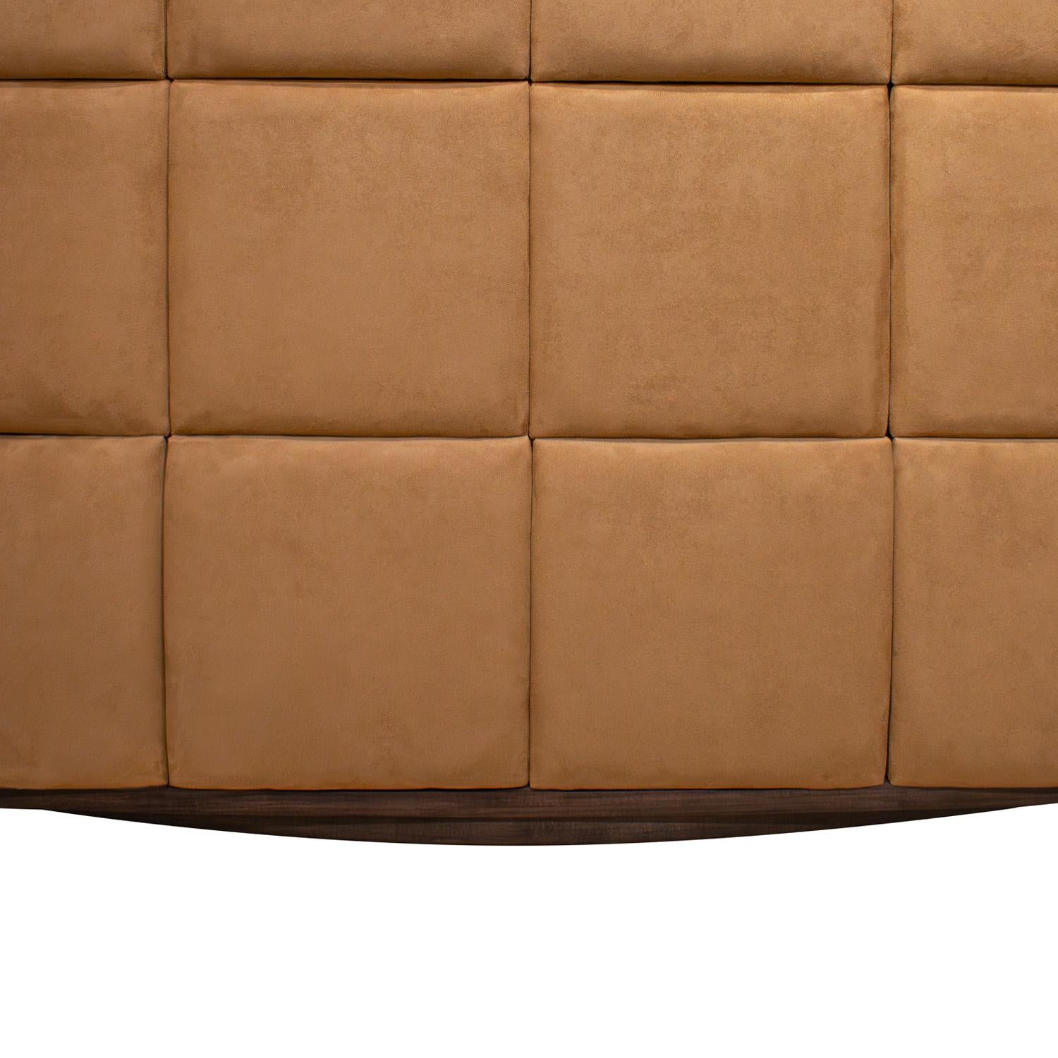 Gilbert Rohde Elegante Pareja de Cómodas con Frentes de Cajón Tapizados Años 40 en Excelente estado para la venta en New York, NY