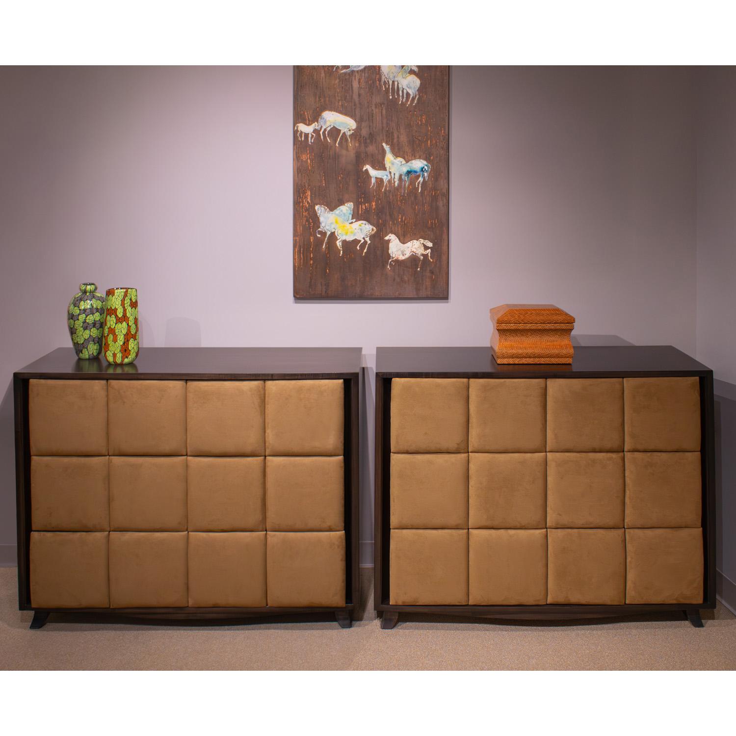 Gilbert Rohde Elegante Pareja de Cómodas con Frentes de Cajón Tapizados Años 40 Ultragamuza en venta