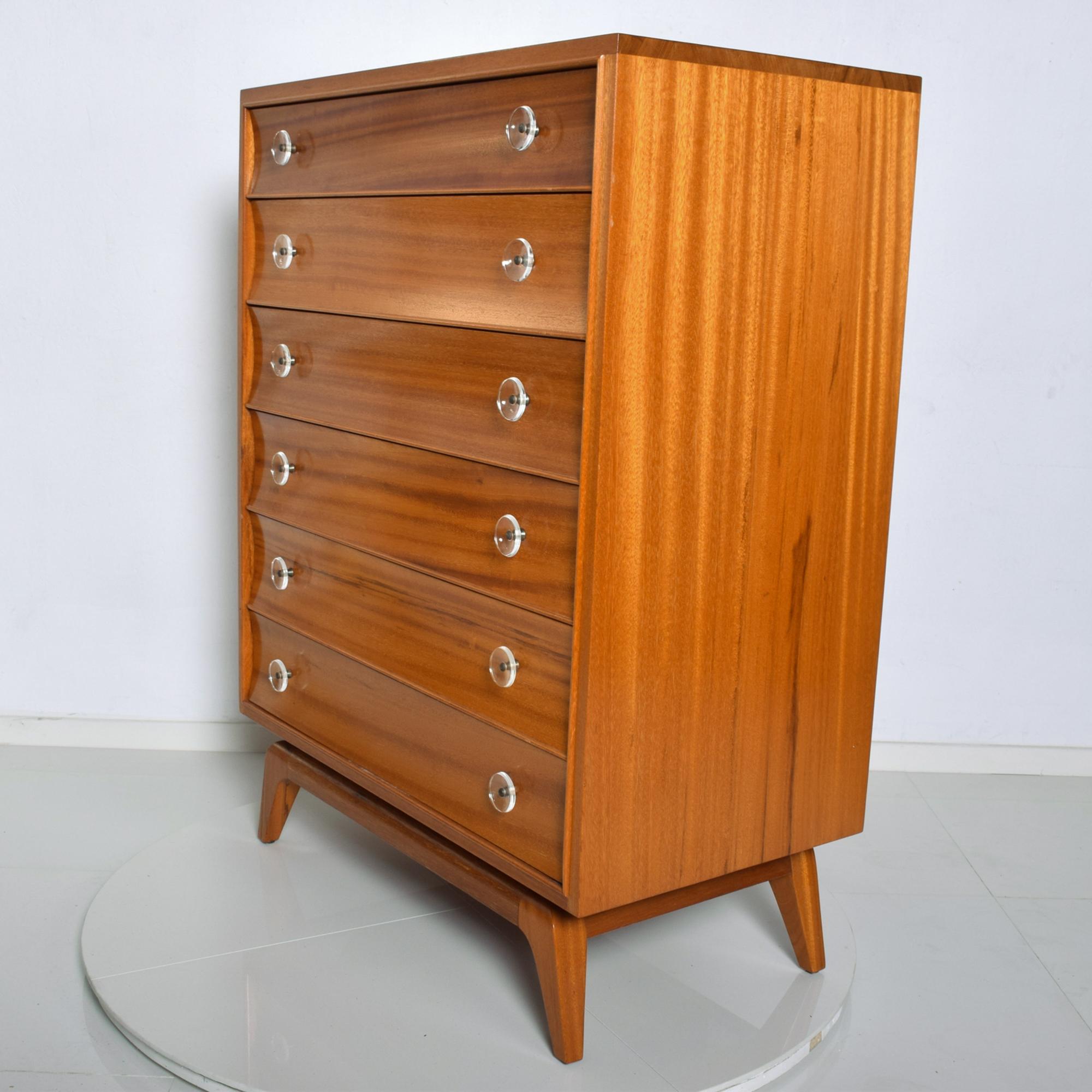 Dresser
Gilbert Rohde rare Art Deco dresser in sapele wood with Lucite pulls and sculptural flared legs.
Sweet simplicity.
Dimensions are: 47 H x 35 W x 20 D
Original unrestored preowned vintage condition.
Please review the images. Delivery to LA.
 