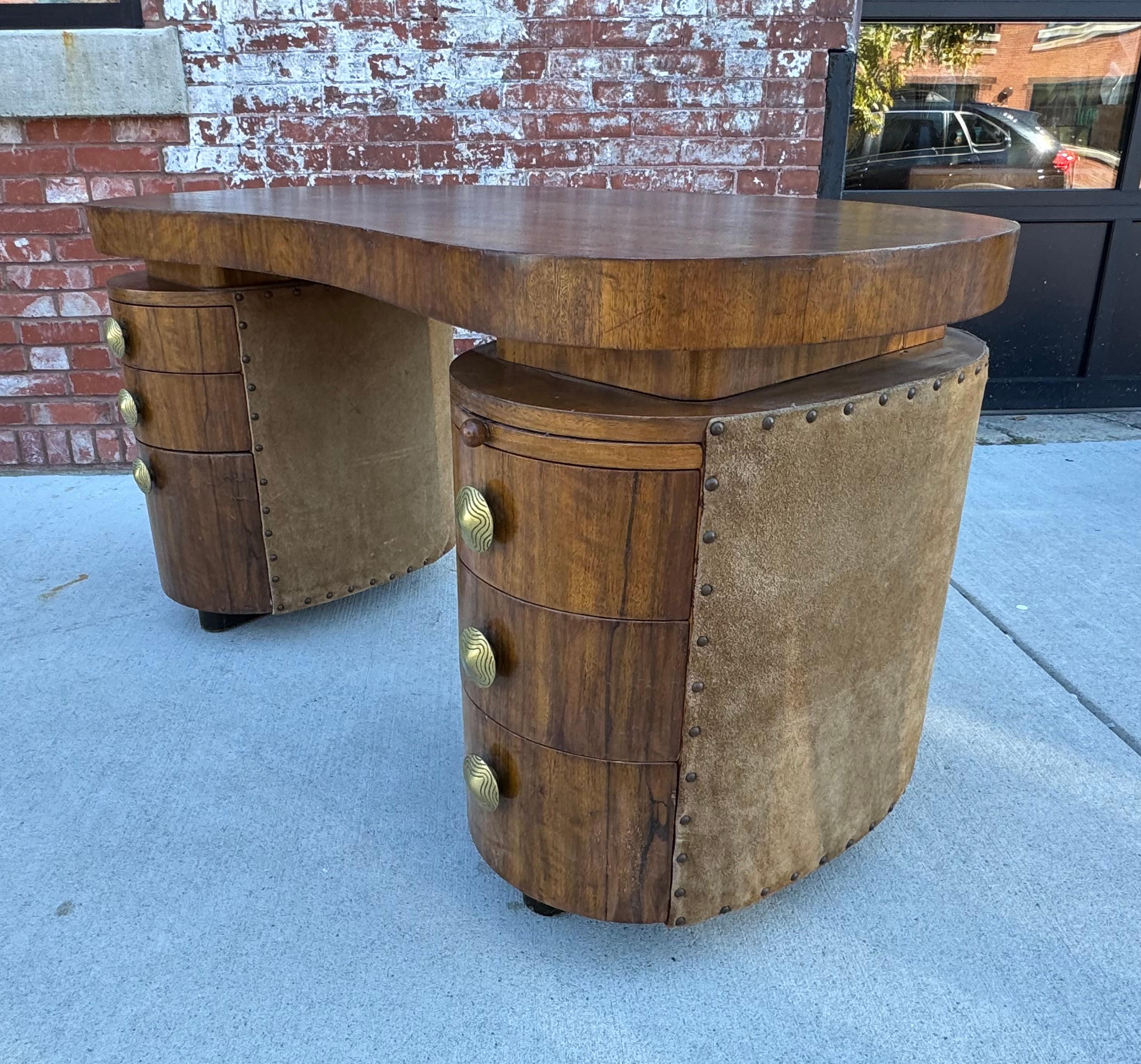 Wichtig  Amerikanischer Schreibtisch, hergestellt von Herman Miller, ein nierenförmiger  Schreibtisch, entworfen von Gilbert Rohde um 1941 für seine Paldao-Serie. Dieser Schreibtisch enthält alles, was Sie brauchen. Exotisches Paldao-Holz, in jeder