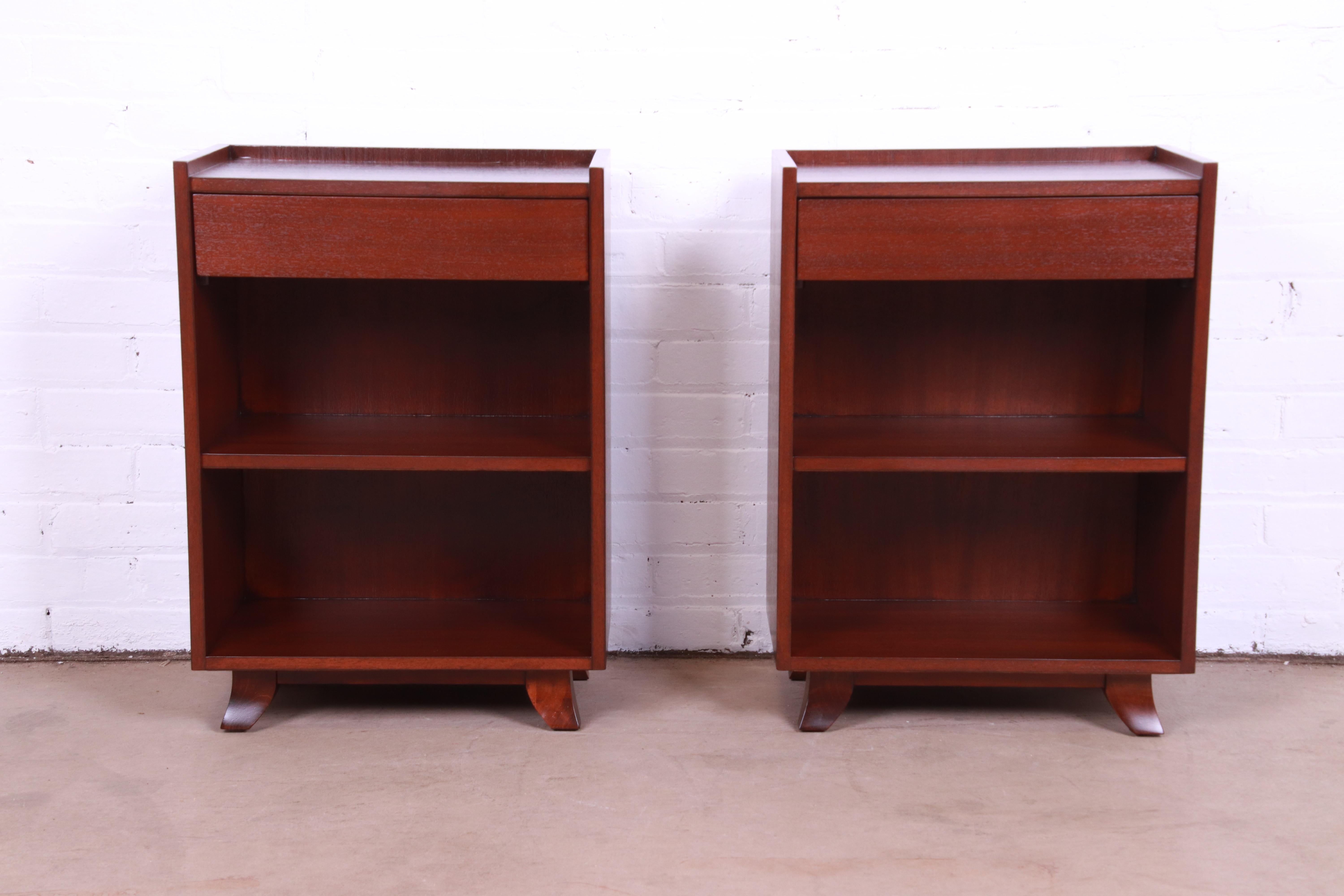 A gorgeous pair of Art Deco or Mid-Century Modern mahogany nightstands

By Gilbert Rohde for Herman Miller

USA, 1930s

Measures: 18