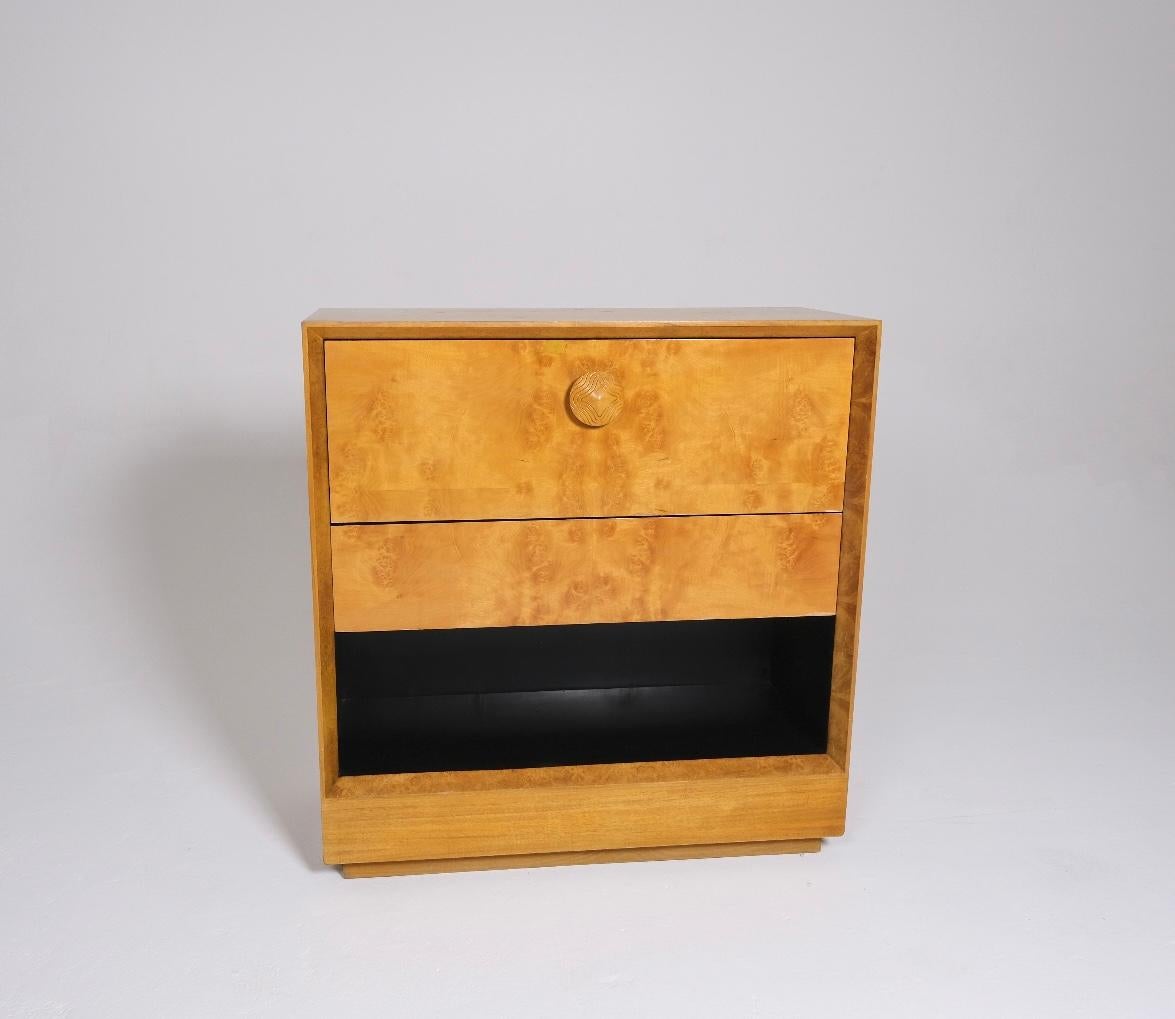 Un raro y muy coleccionable escritorio de secretaria de gabinete diseñado por Gilbert Rohde para Herman Miller, c. década de 1940. Esta llamativa pieza ejemplifica la transición de Rohde del Art Déco al modernismo americano temprano, creada durante