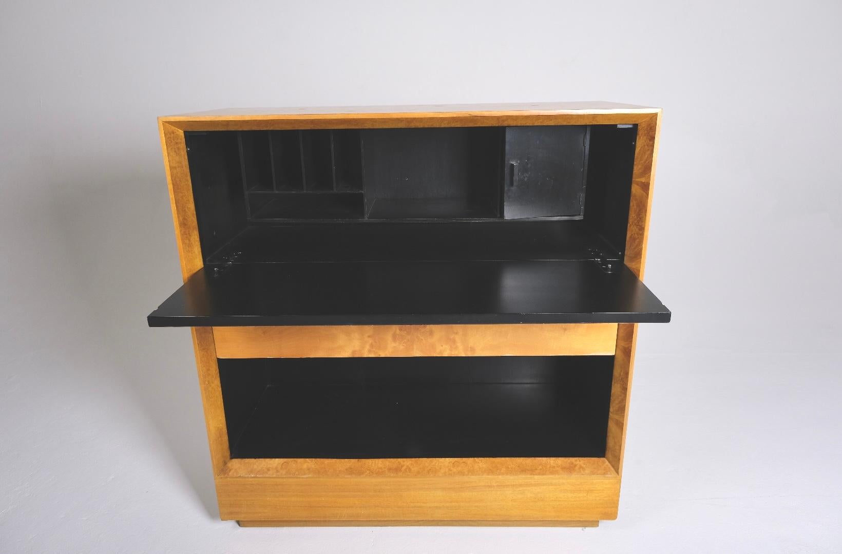 Gilbert Rohde para Herman Miller Escritorio secretario de gabinete en arce ojo de pájaro, 1940 Estadounidense en venta