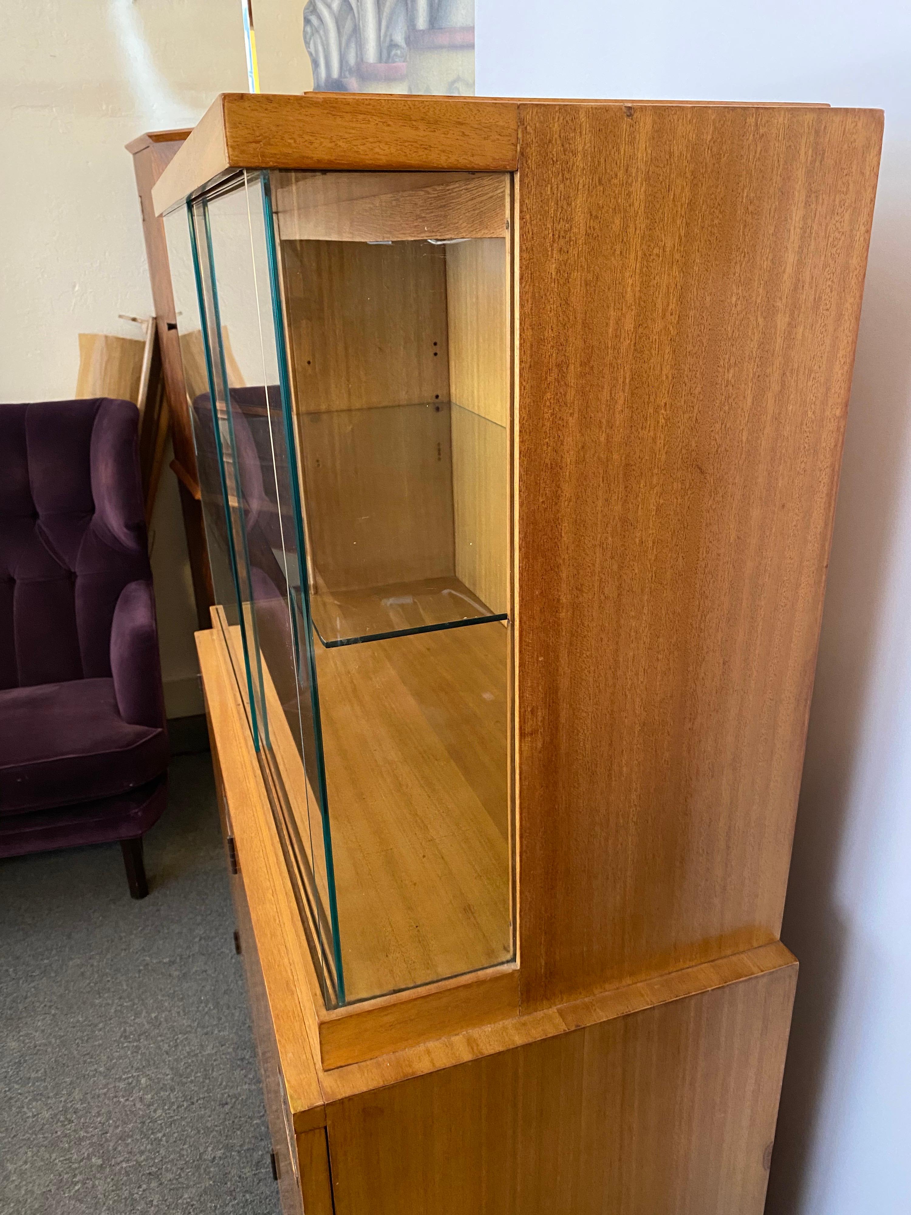 Gilbert Rohde for Herman Miller Display Cabinet from Formal Dining Room Line In Good Condition For Sale In Philadelphia, PA