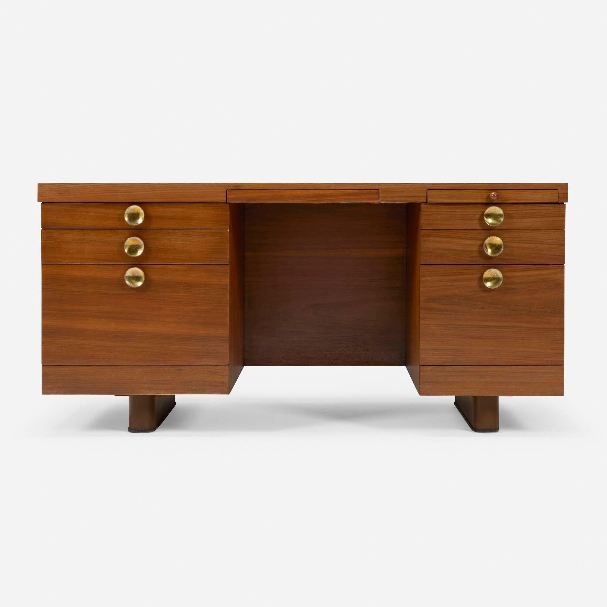 Scrivania del gruppo Executive Office di Gilbert Rohde per Herman Miller, 1942
Scrivania direzionale in impiallacciatura di teak con tiretti in acciaio ottonato, inserti in vinile e sei cassetti di cui due scorrevoli con divisori.
Etichetta del