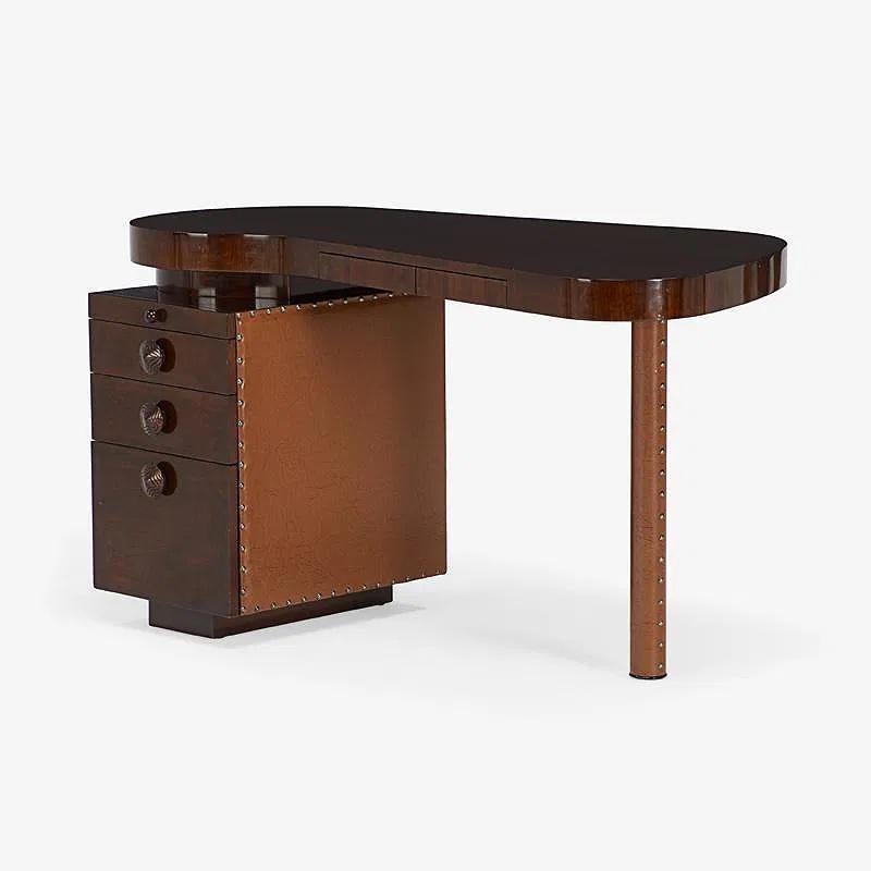 Gilbert Rohde for Herman Miller Paldao Desk – Model 4106 (Mid-20th Century)
Rare and iconic single-pedestal desk designed by Gilbert Rohde for Herman Miller, crafted in Zeeland, Michigan, circa mid-20th century. This striking piece features a