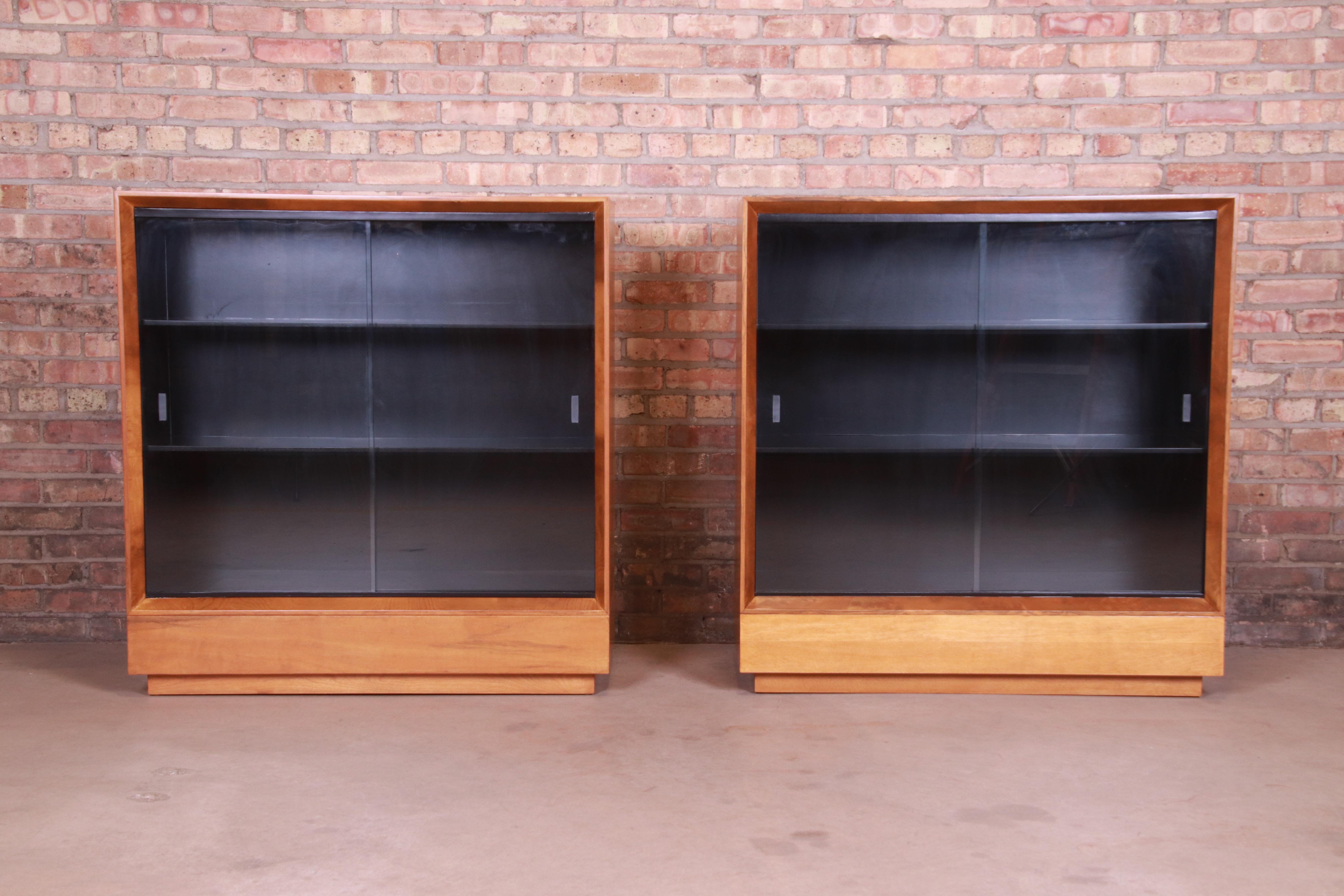 An extremely rare and exceptional pair of Mid-Century Modern bookcase cabinets

Designed by Gilbert Rohde for Herman Miller 