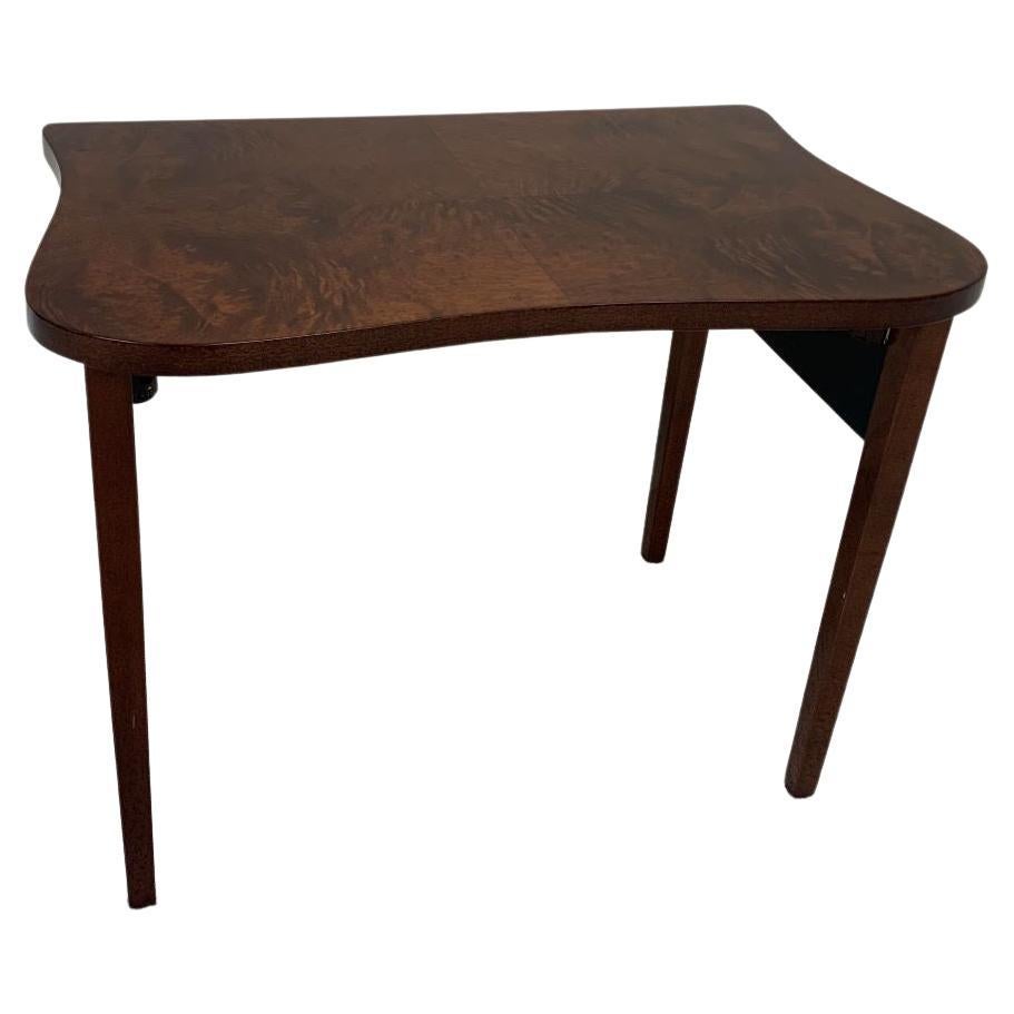 Professionell restaurierte Gilbert Rohde für Herman Miller Stapeltische aus Akazienwurzelholz. Seltener Satz von 3 Stapeltischen der Paldao-Gruppe für Herman Miller, entworfen von Gilbert Rohde, Modellnummer 4168 im Katalog von 1940. Referenz: