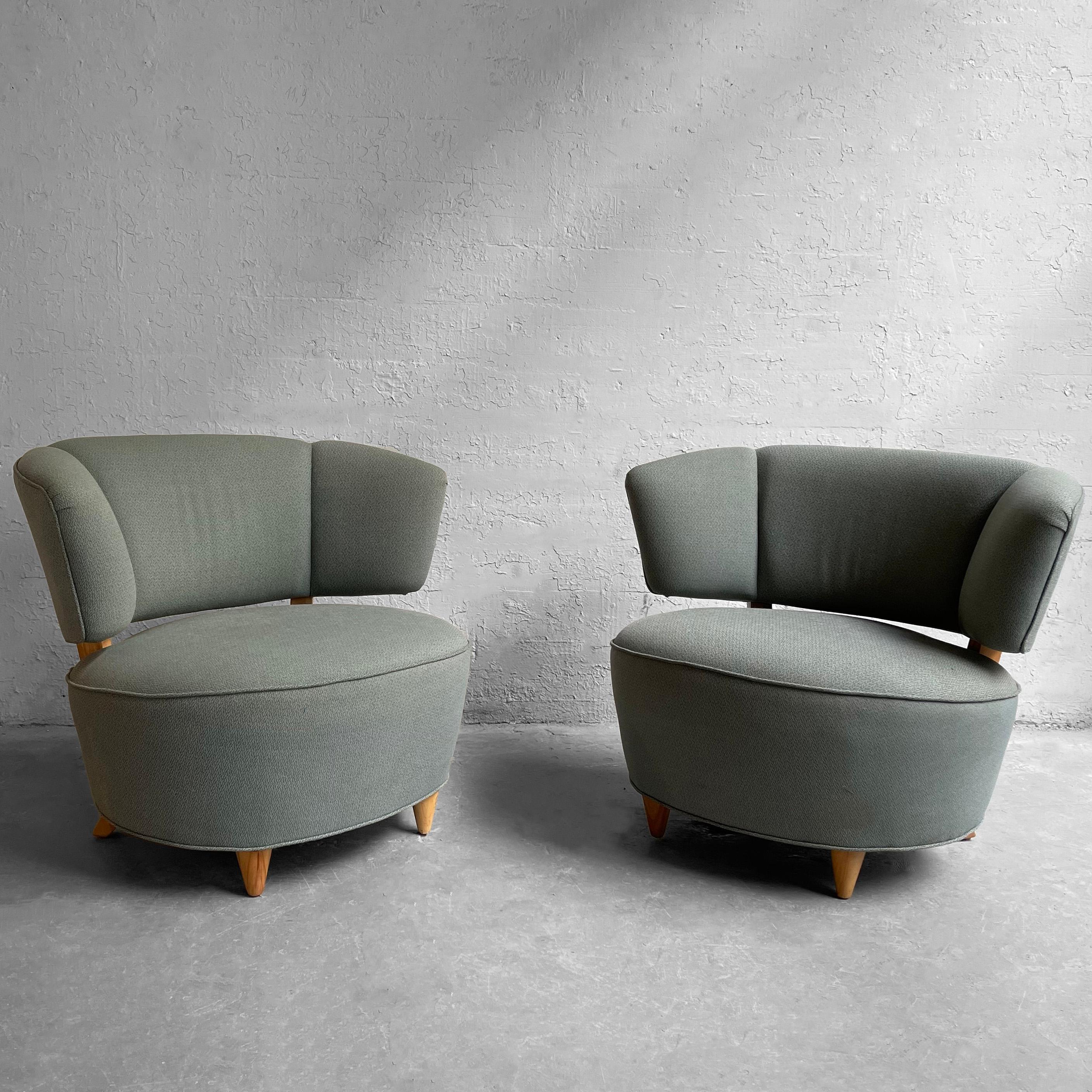 Merveilleuse paire de fauteuils art déco, slipper, lounge chairs par Gilbert Rohde pour Herman Miller, avec un profil arrondi et une assise et un dossier tapissés dans un mélange de lin bleu tissé.