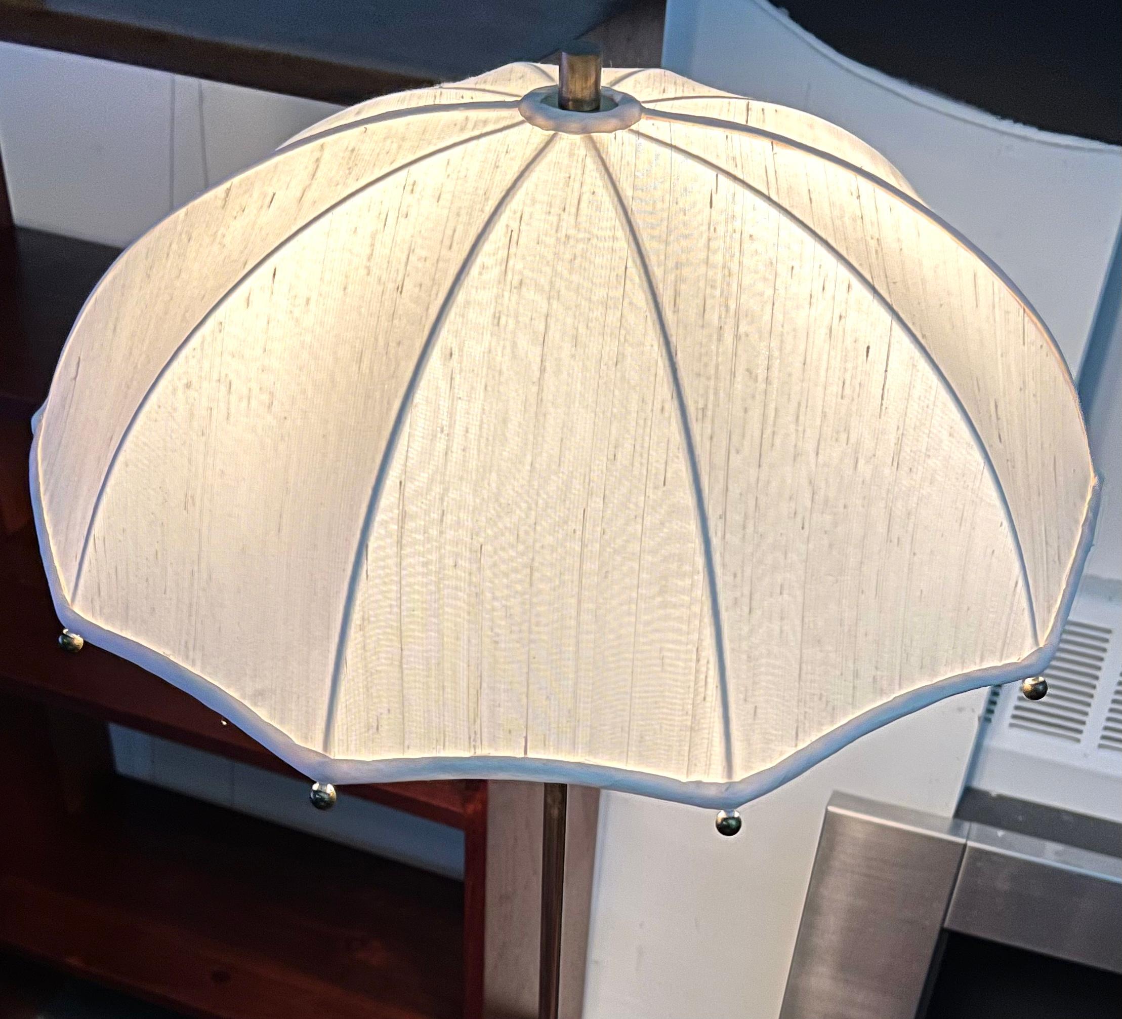 Schirm-Stehlampe aus Messing, Gilbert Rohde für Mutual Sunset Lamp Company, 1930er Jahre (Moderne der Mitte des Jahrhunderts) im Angebot