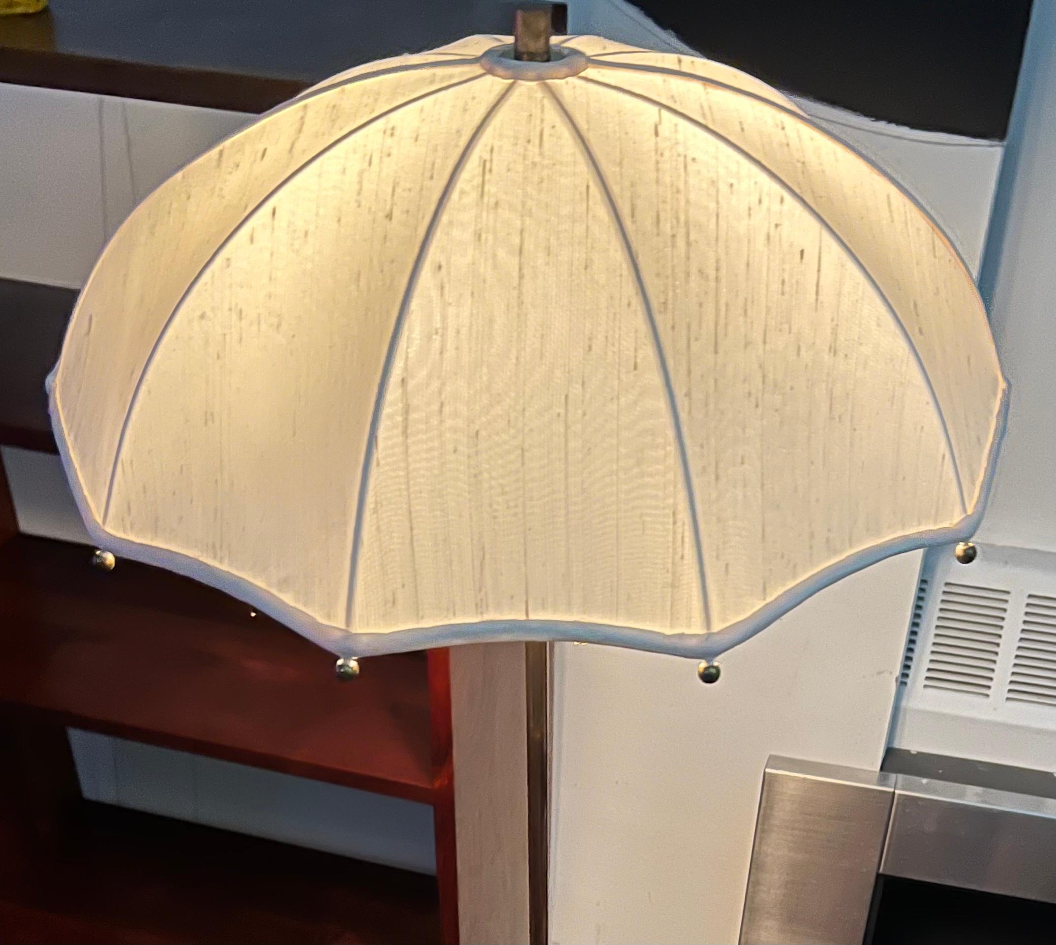 Mid-Century Modern Gilbert Rohde pour Mutual Sunset Lamp Company Lampadaire à parapluie en laiton, années 1930 en vente