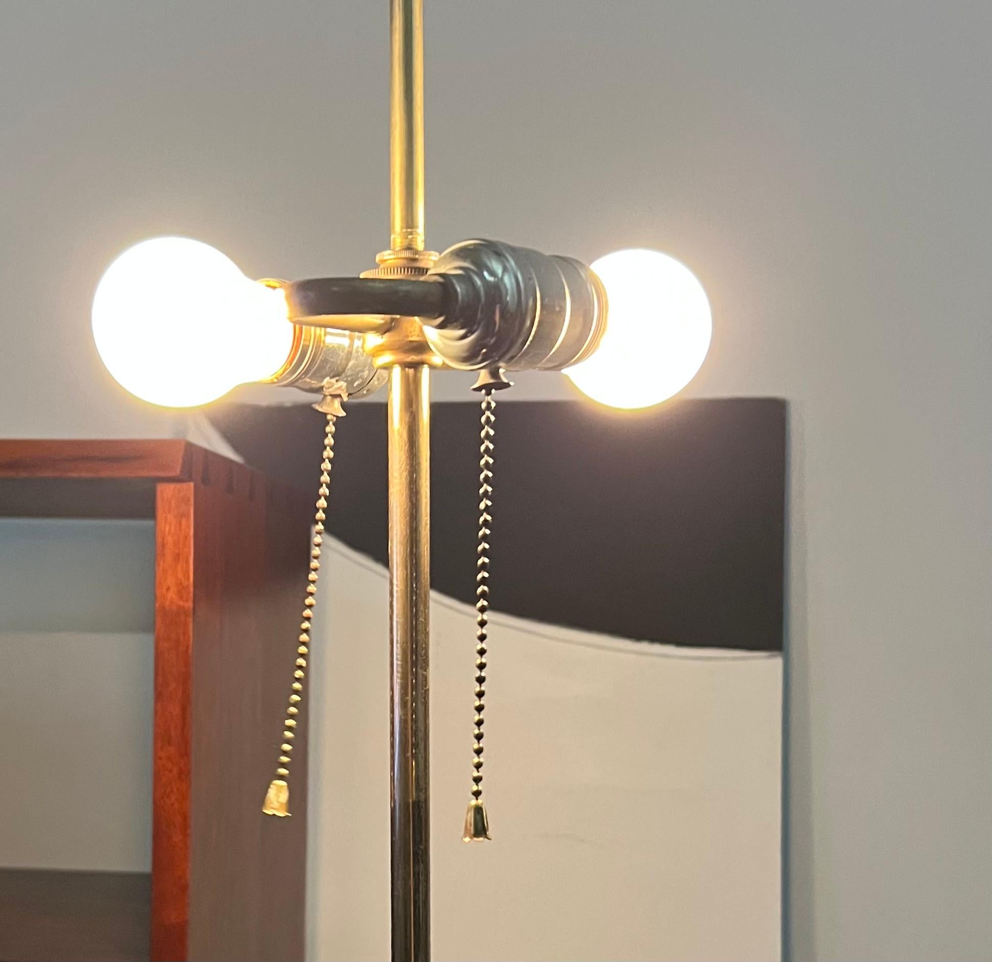 Schirm-Stehlampe aus Messing, Gilbert Rohde für Mutual Sunset Lamp Company, 1930er Jahre (20. Jahrhundert) im Angebot