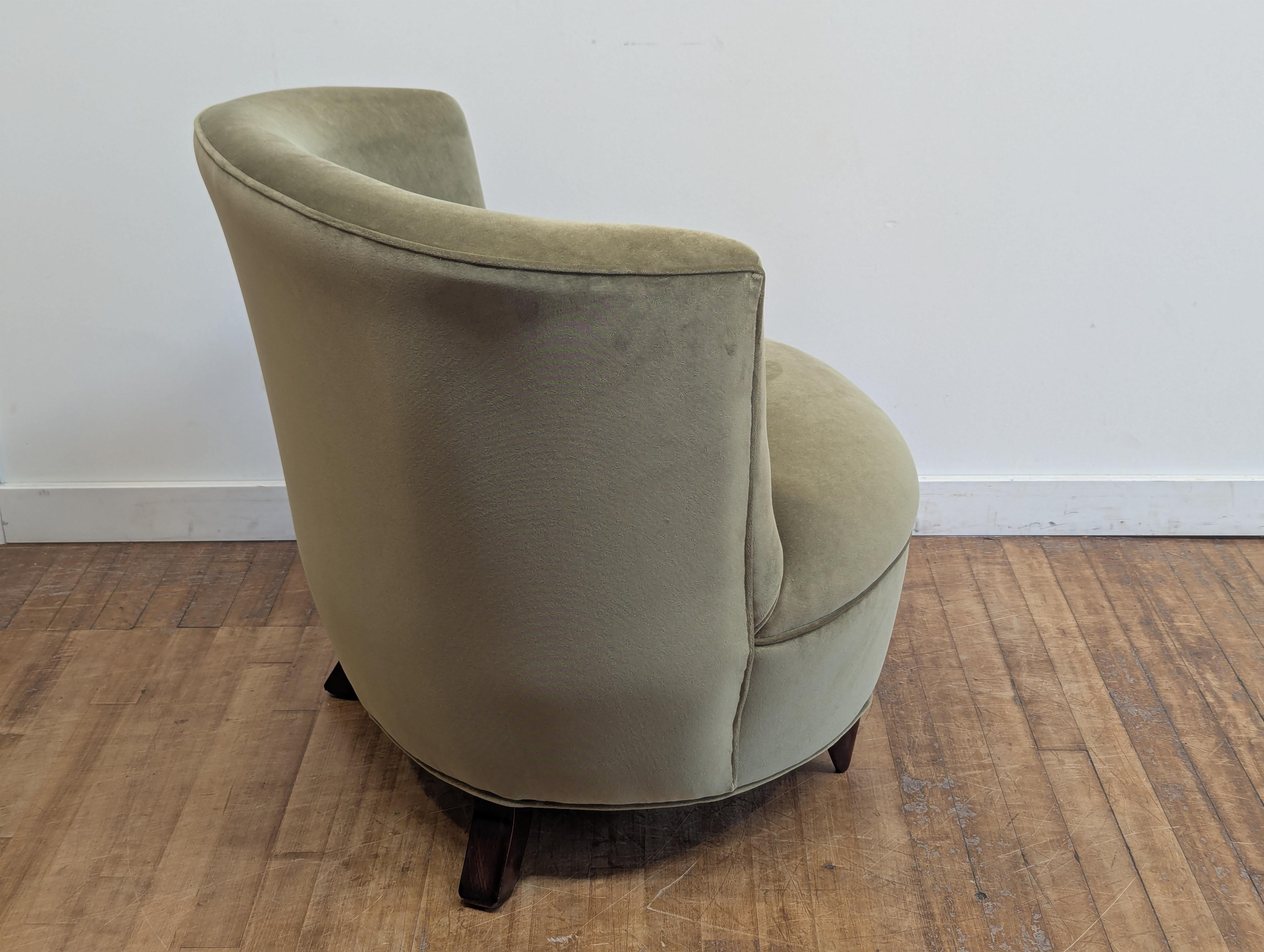 Gilbert Rohde Round Back Slipper Chair In Good Condition For Sale In New York, NY