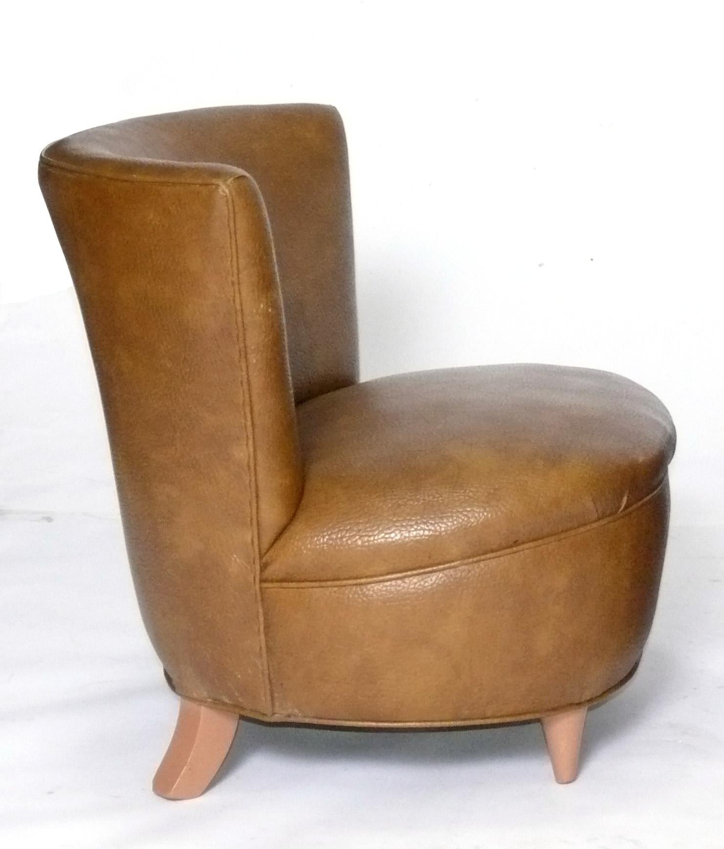 Curvilíneas sillas Slipper Lounge, diseñadas por Gilbert Rohde, estadounidense, hacia la década de 1940. Estas sillas están siendo actualmente reacabadas y retapizadas. El precio indicado incluye el repintado de la madera en el color que elijas y el