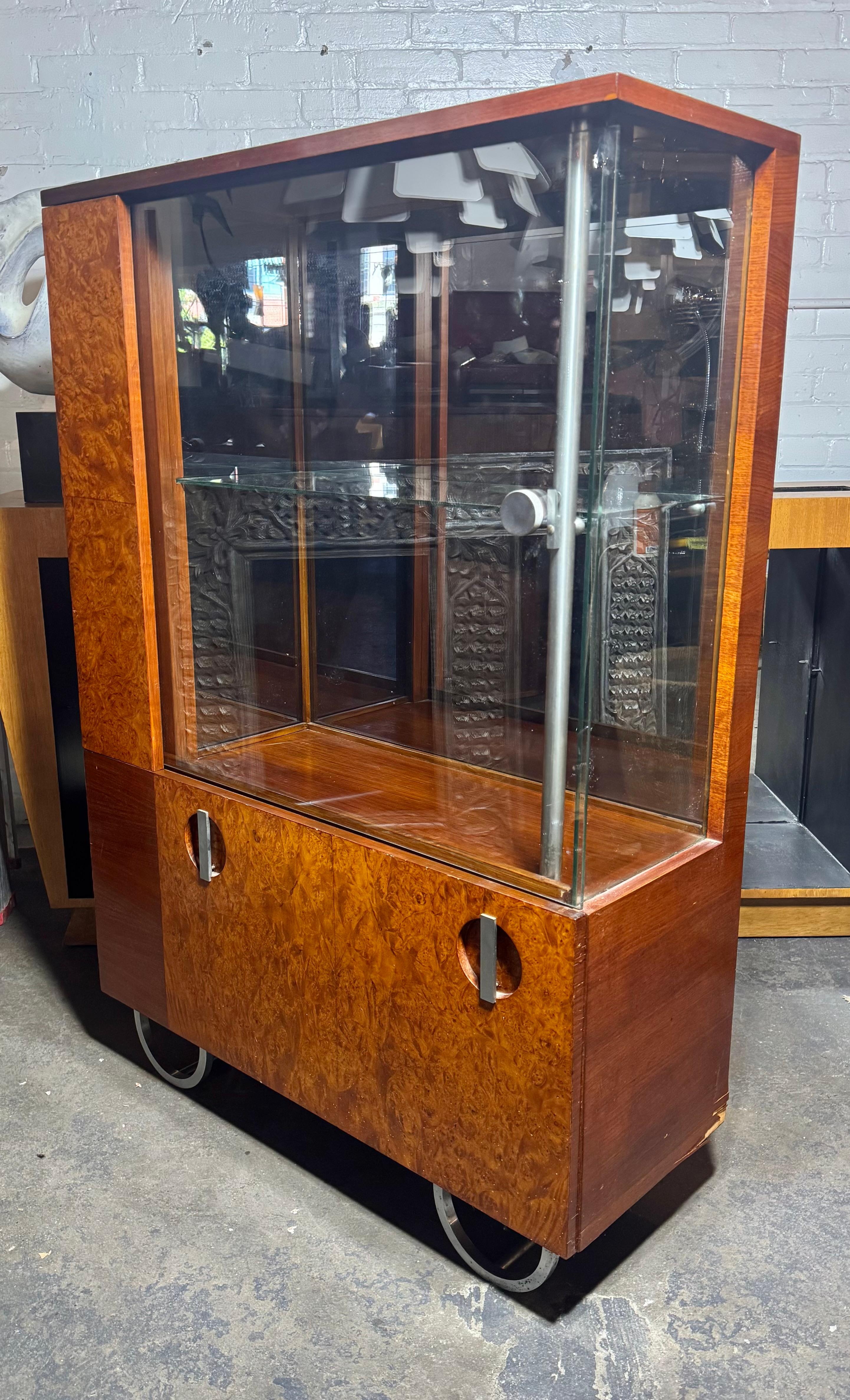 Gilbert Rohde Streamline Art Deco Cabinet, Display, Bar , Herman Miller c.C. In condizioni buone in vendita a Buffalo, NY