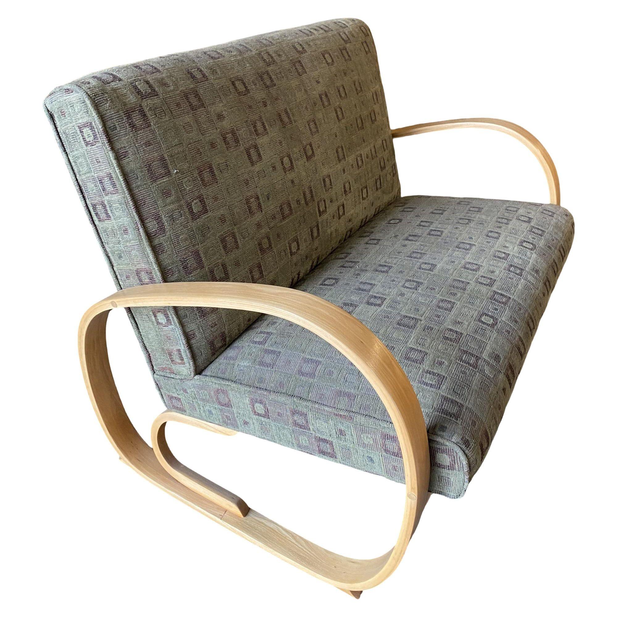 Canapé et chaise longue de style streamline conçus par Gilbert Rohde, assortis d'un ensemble flottant et d'accoudoirs en forme de vitesse Art Deco.

Mesures
Canapé : 45