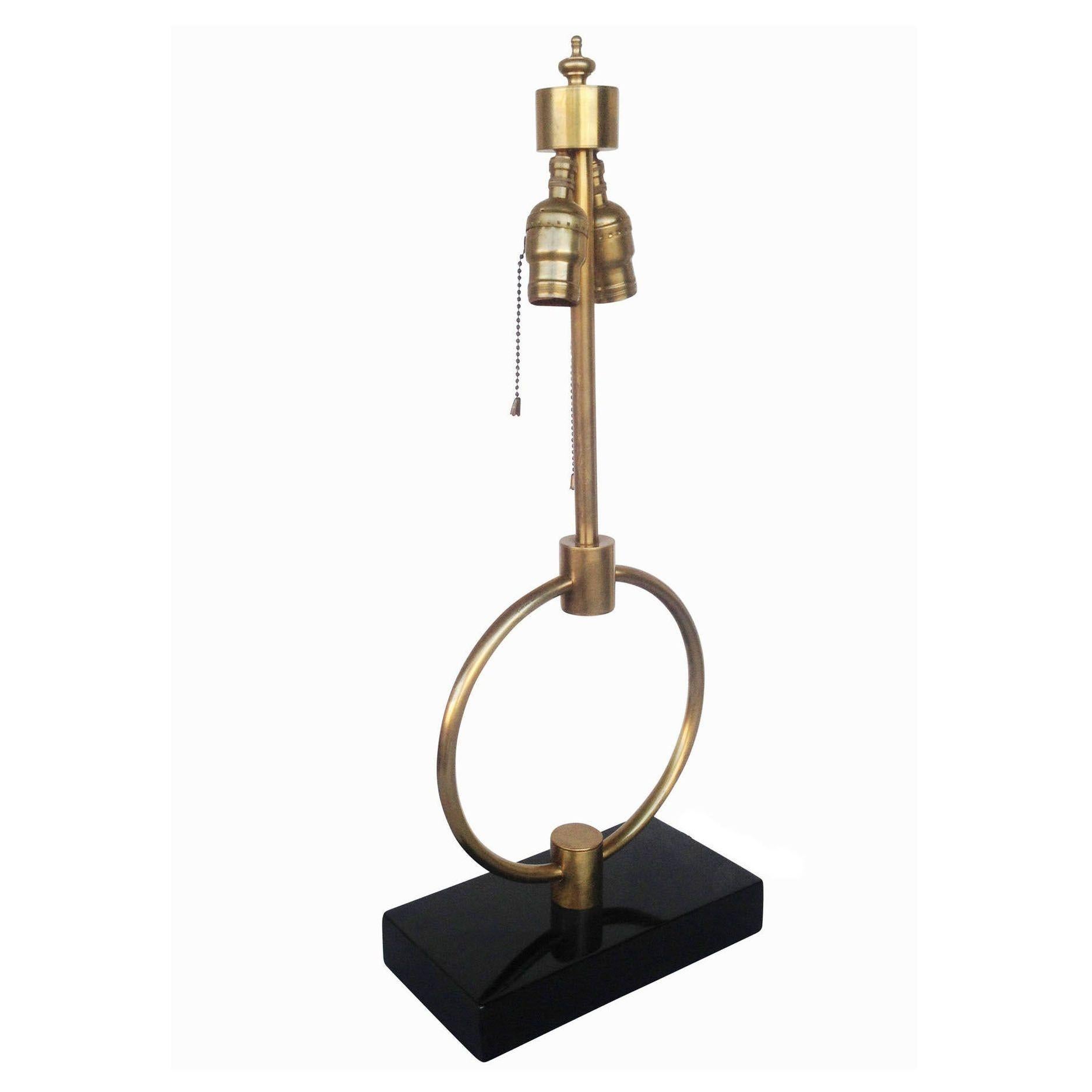 Mid-Century Modern Paire de lampes de table à anneau en laiton, style Gilbert Rohde en vente