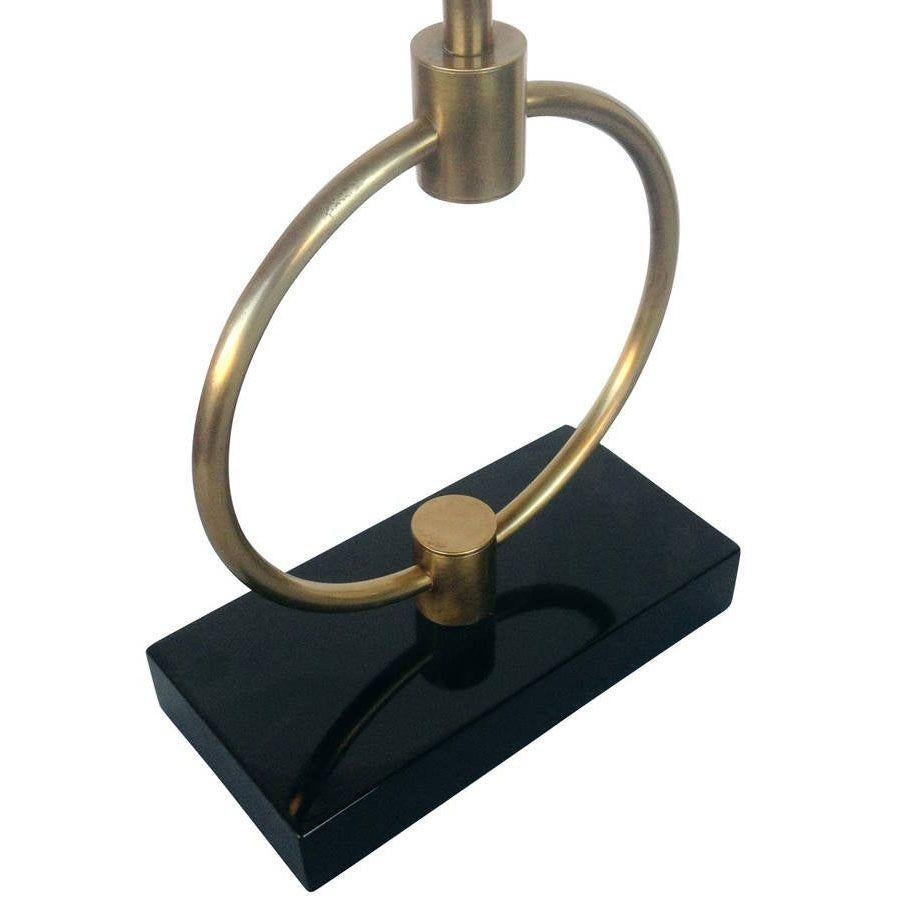 Milieu du XXe siècle Paire de lampes de table à anneau en laiton, style Gilbert Rohde en vente