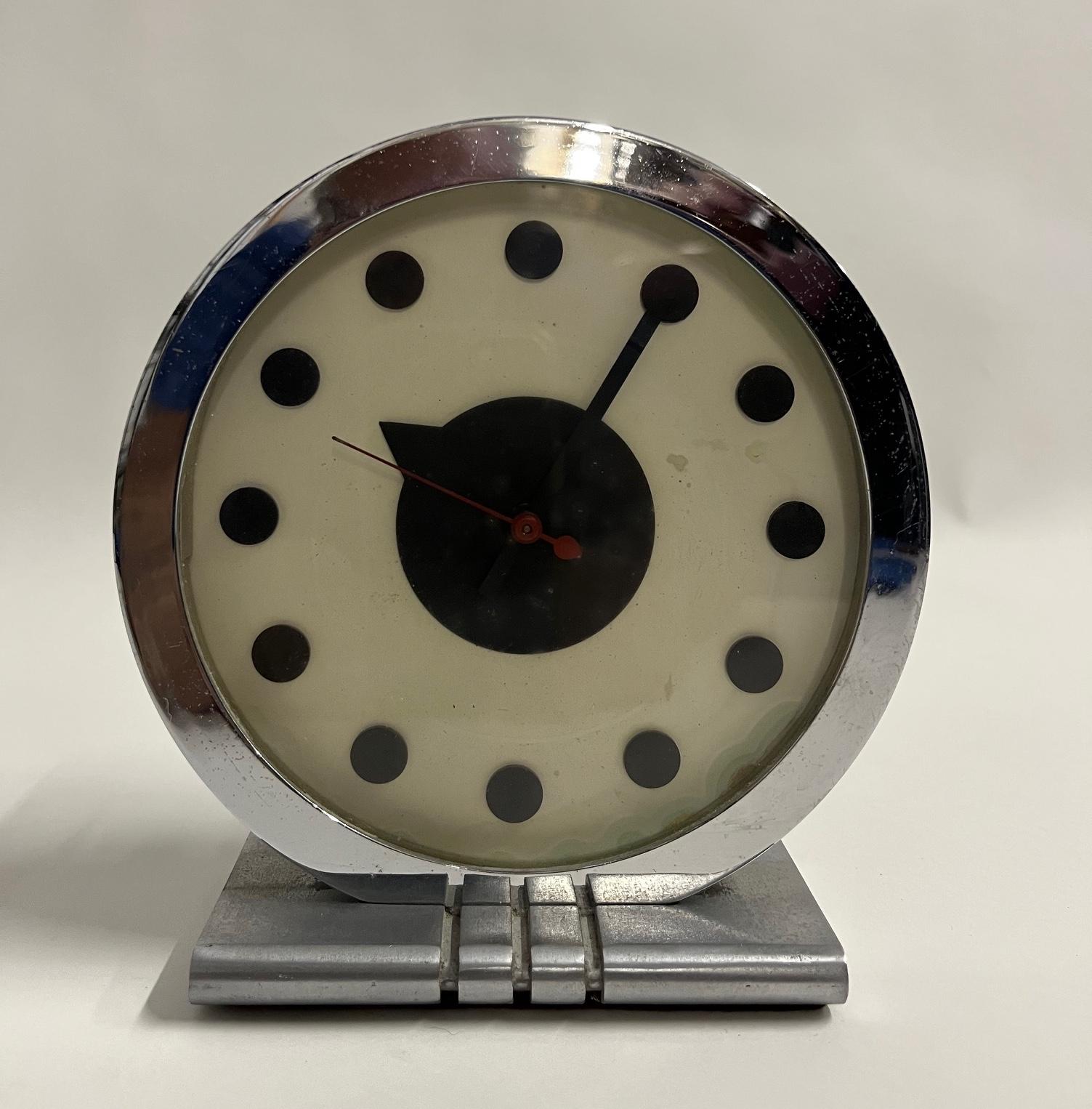 Orologio Gilbert Rohde Modello #4706
Alluminio cromato e vetro
Prodotto da Herman Miller Clock Co.
Un esempio iconico di Art Deco Design
